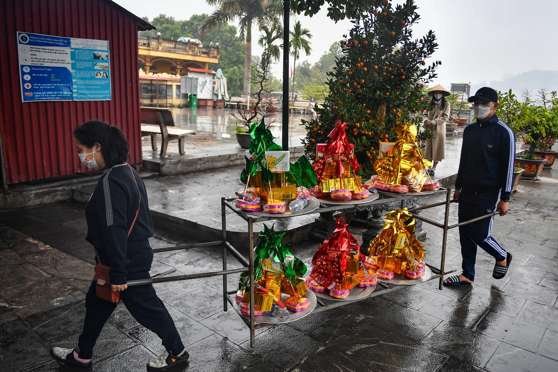 Nguoi dan do ve den Ba Chua Kho dang le "vay von" anh 5