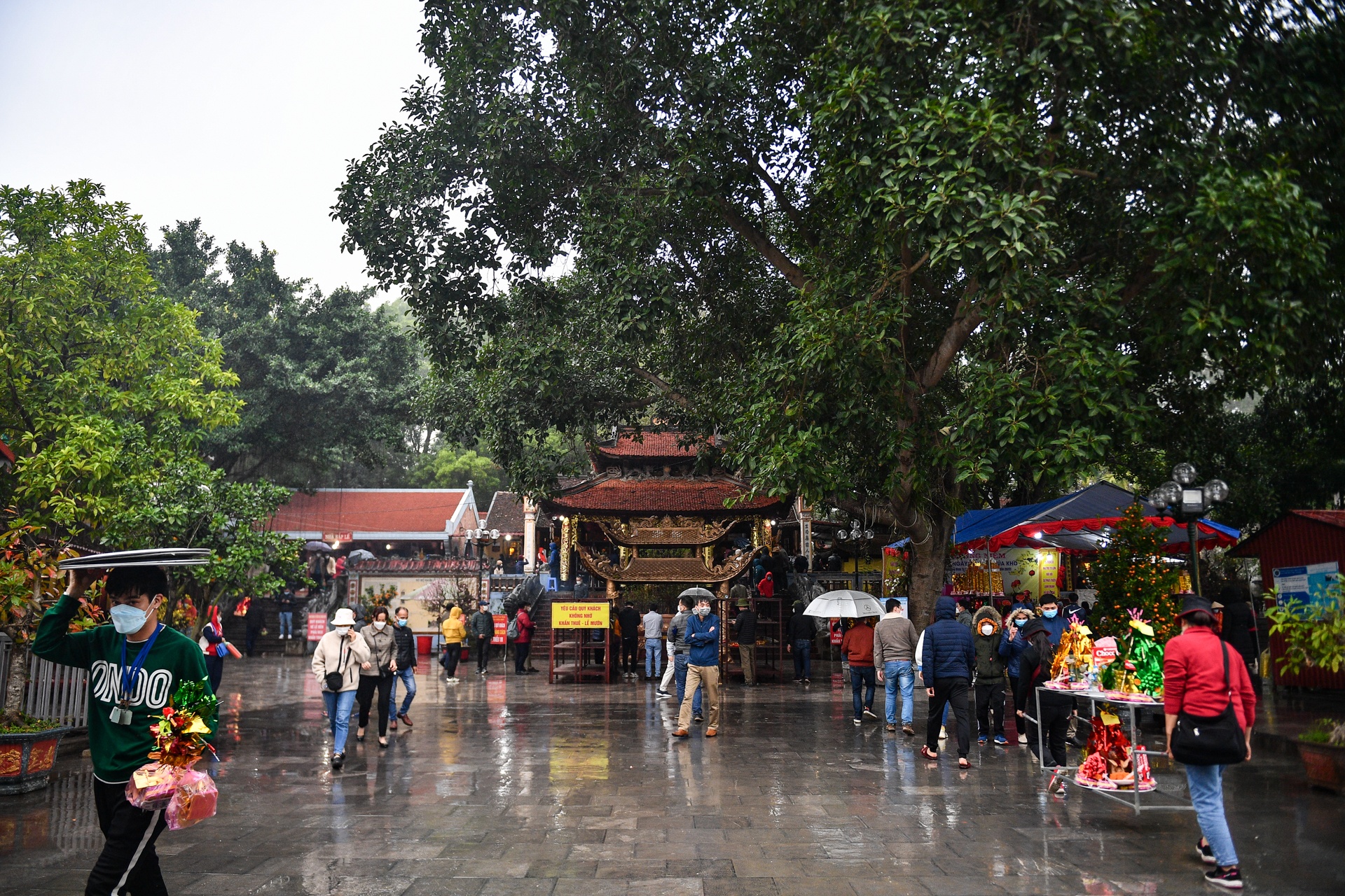 Nguoi dan do ve den Ba Chua Kho dang le "vay von" anh 6