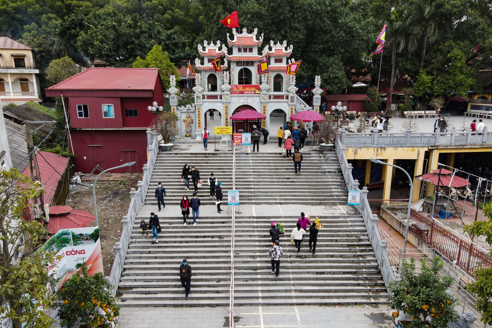 Nguoi dan do ve den Ba Chua Kho dang le "vay von" anh 1