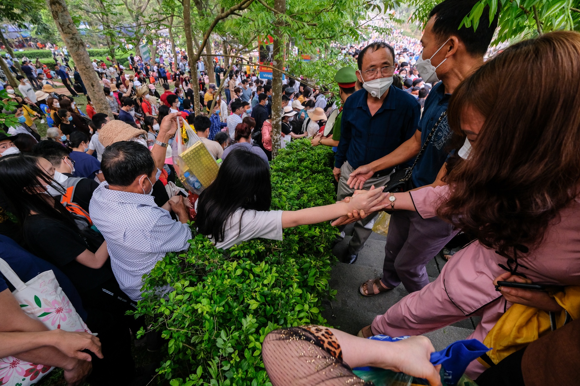 Treo rao len den Hung,  truot tuong "thao chay" vi qua dong anh 4