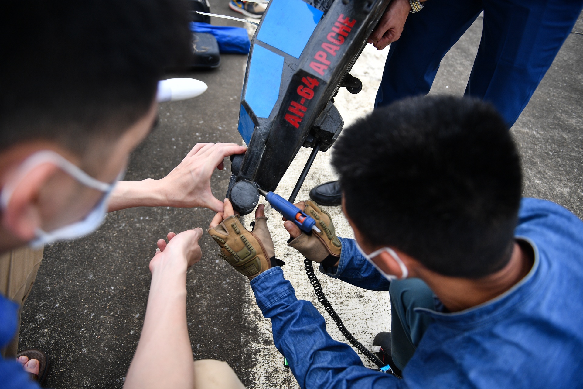 Dieu khien may bay mo hinh gan 200 trieu dong tren bau troi Ha Noi anh 2