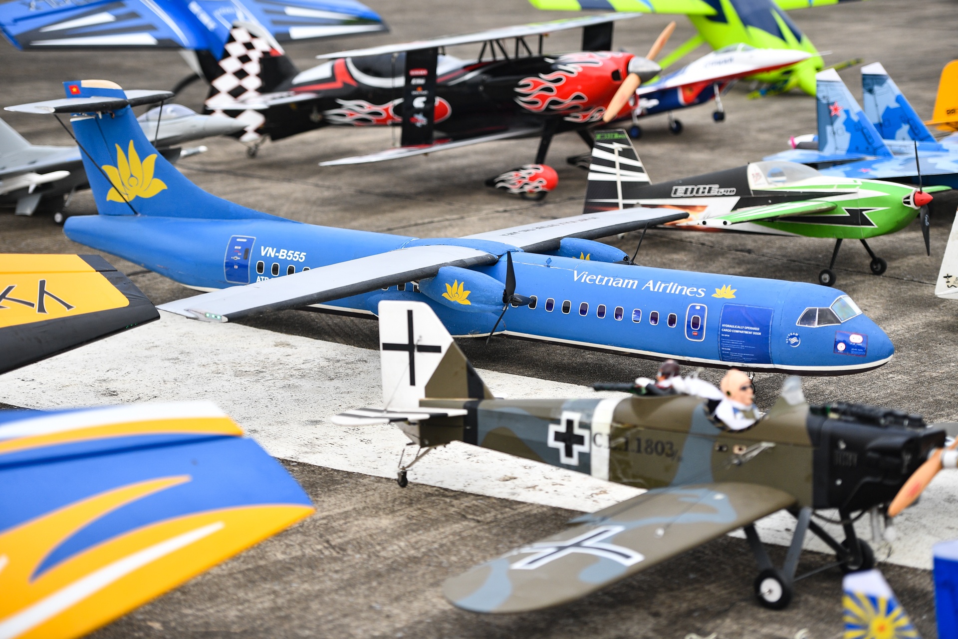 Dieu khien may bay mo hinh gan 200 trieu dong tren bau troi Ha Noi anh 3