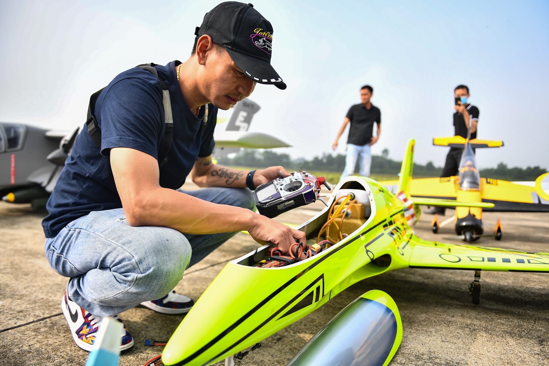 Dieu khien may bay mo hinh gan 200 trieu dong tren bau troi Ha Noi anh 6