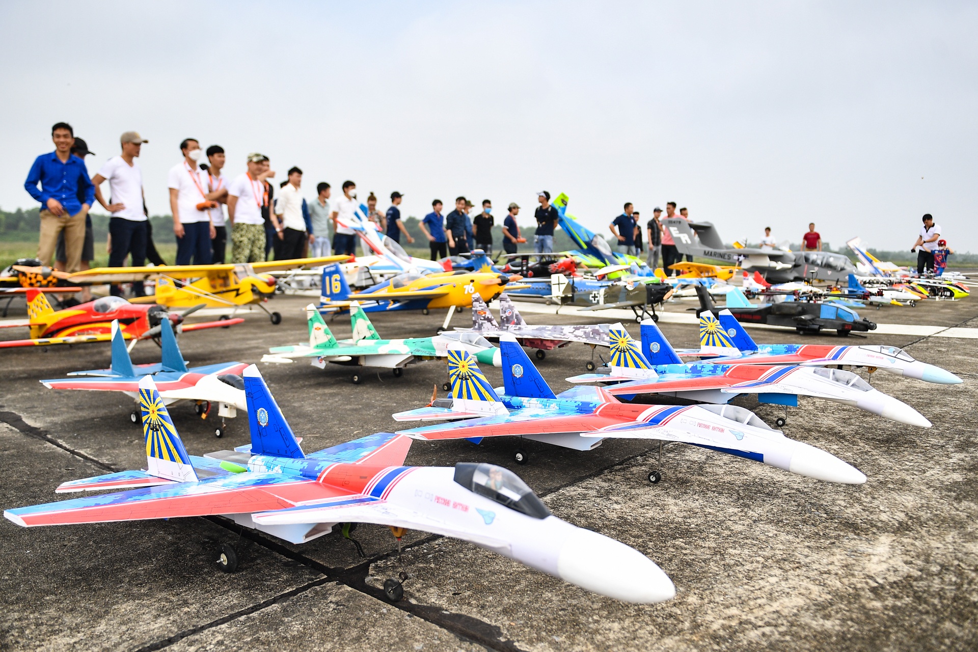 Dieu khien may bay mo hinh gan 200 trieu dong tren bau troi Ha Noi anh 1