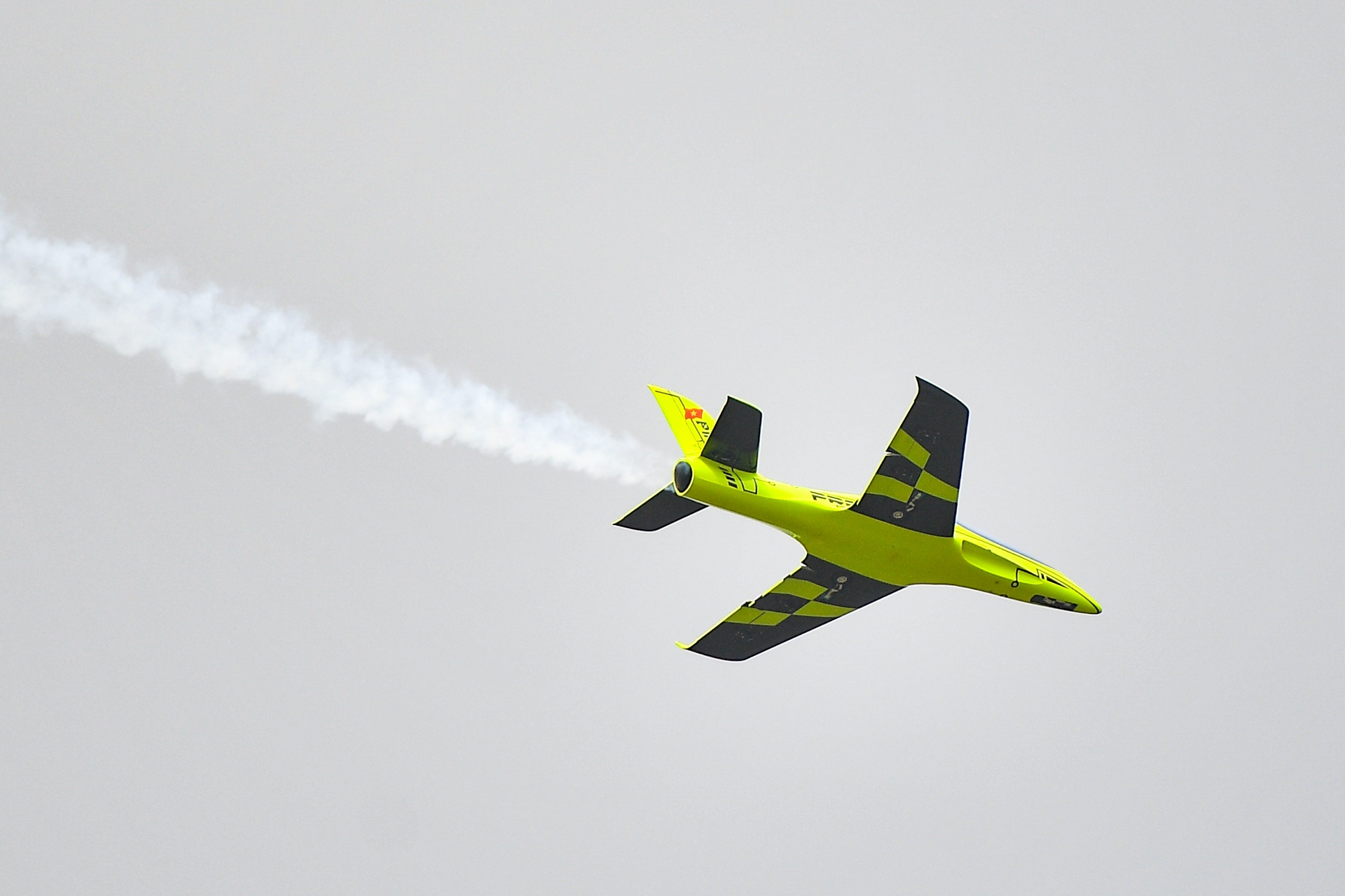 Dieu khien may bay mo hinh gan 200 trieu dong tren bau troi Ha Noi anh 7