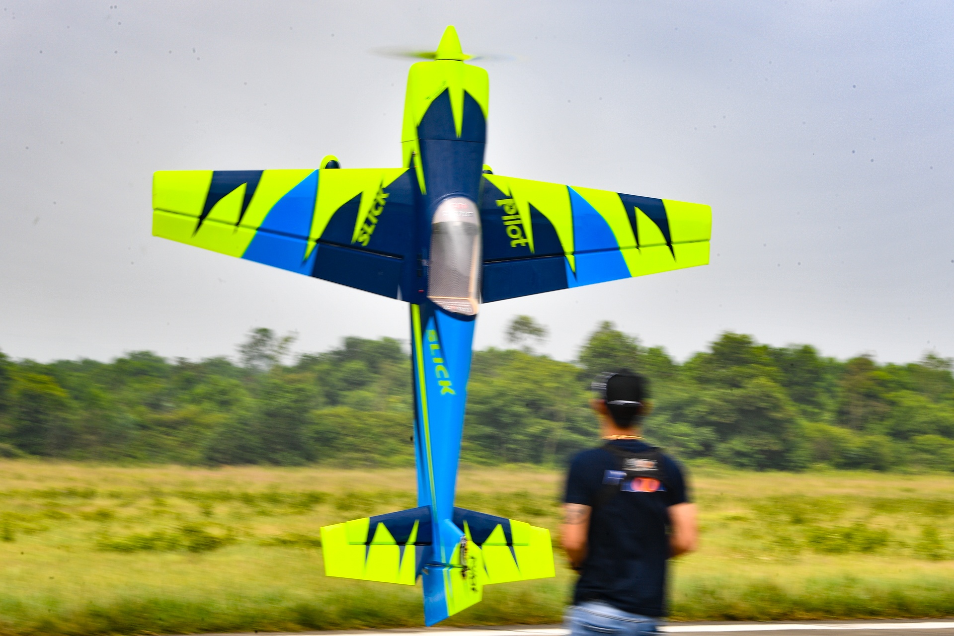 Dieu khien may bay mo hinh gan 200 trieu dong tren bau troi Ha Noi anh 9