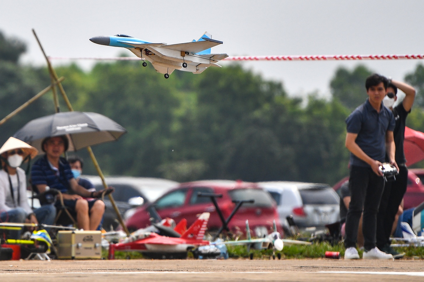 Dieu khien may bay mo hinh gan 200 trieu dong tren bau troi Ha Noi anh 12