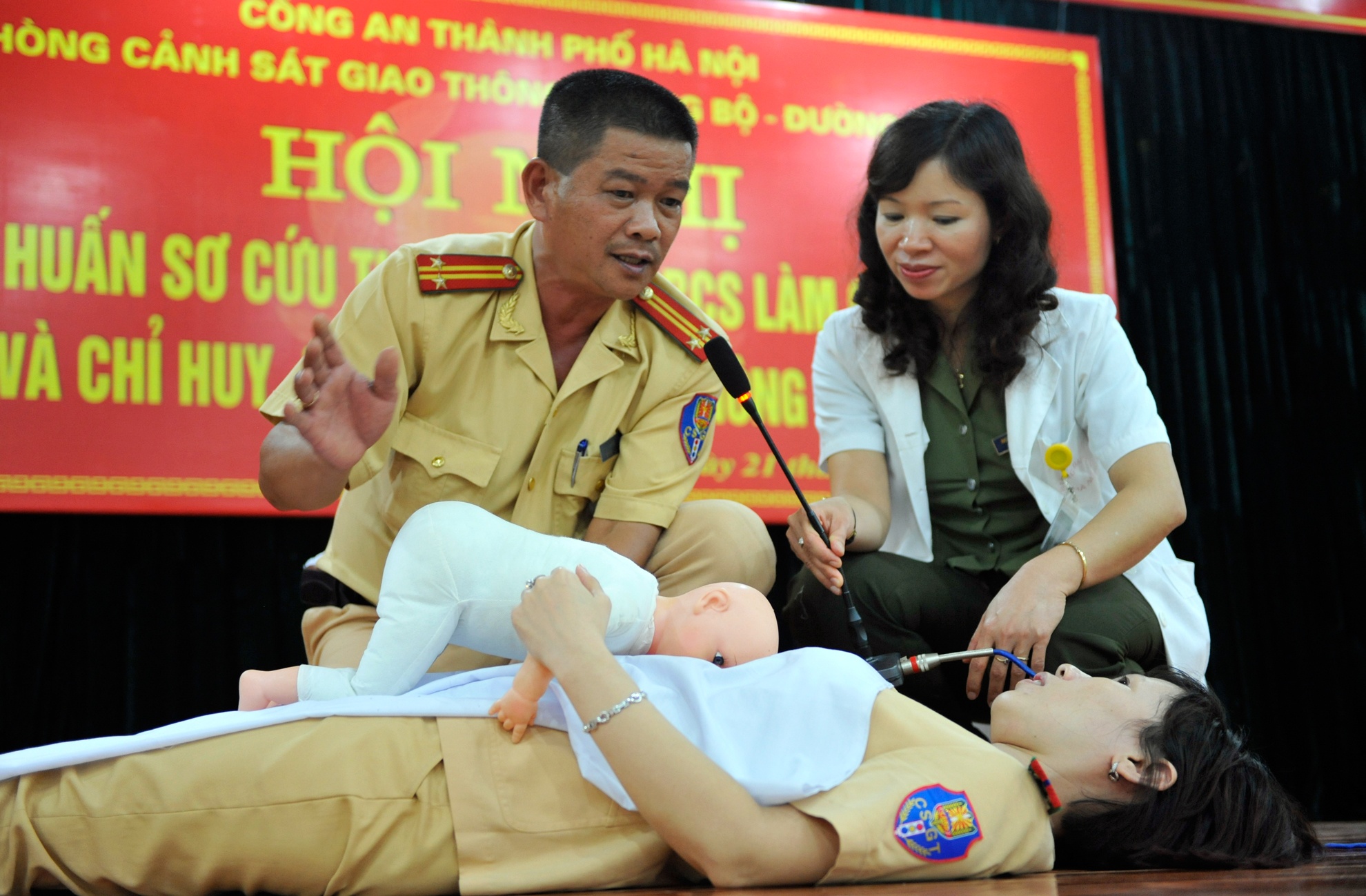 Canh sat giao thong hoc do de khan cap tren duong hinh anh