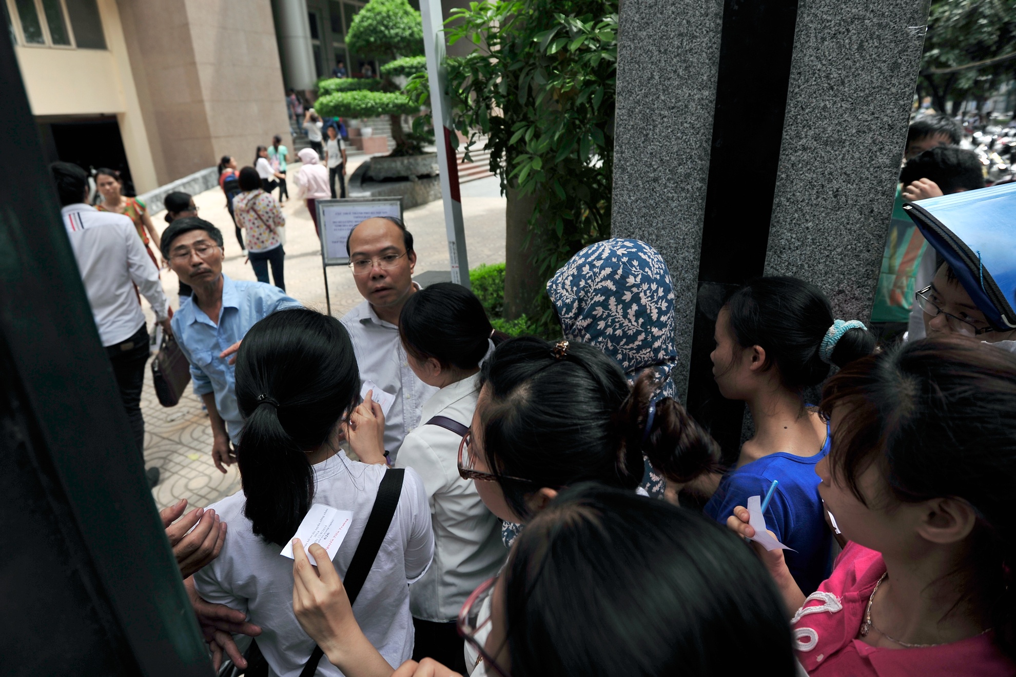 Hang nghin nguoi xep hang nop ho so thi cong chuc cuc thue hinh anh