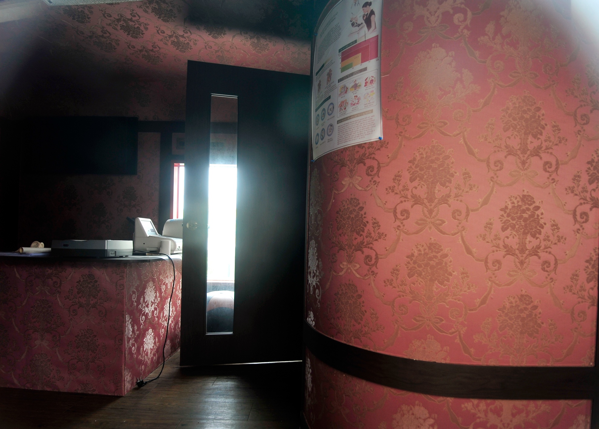 Bảng hướng dẫn tiếng Việt, giấy dán tường và các vật dụng còn nguyên vẹn, trên bàn làm việc các thiết bị phục vụ khám chữa bệnh vẫn để nguyên.