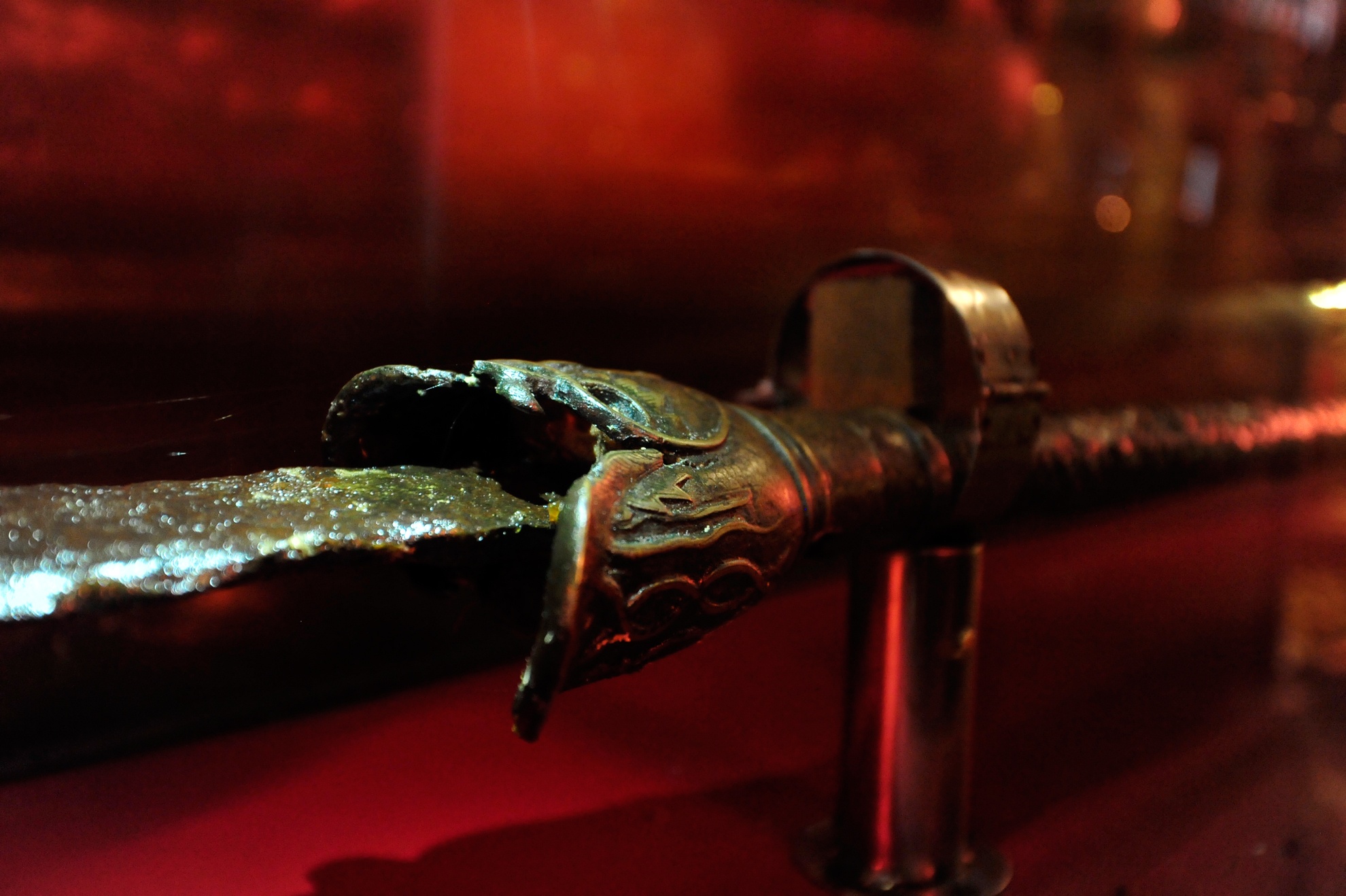 Thanh dao co nhat chau A dai 2,5 met cua hoang de ho Mac hinh anh