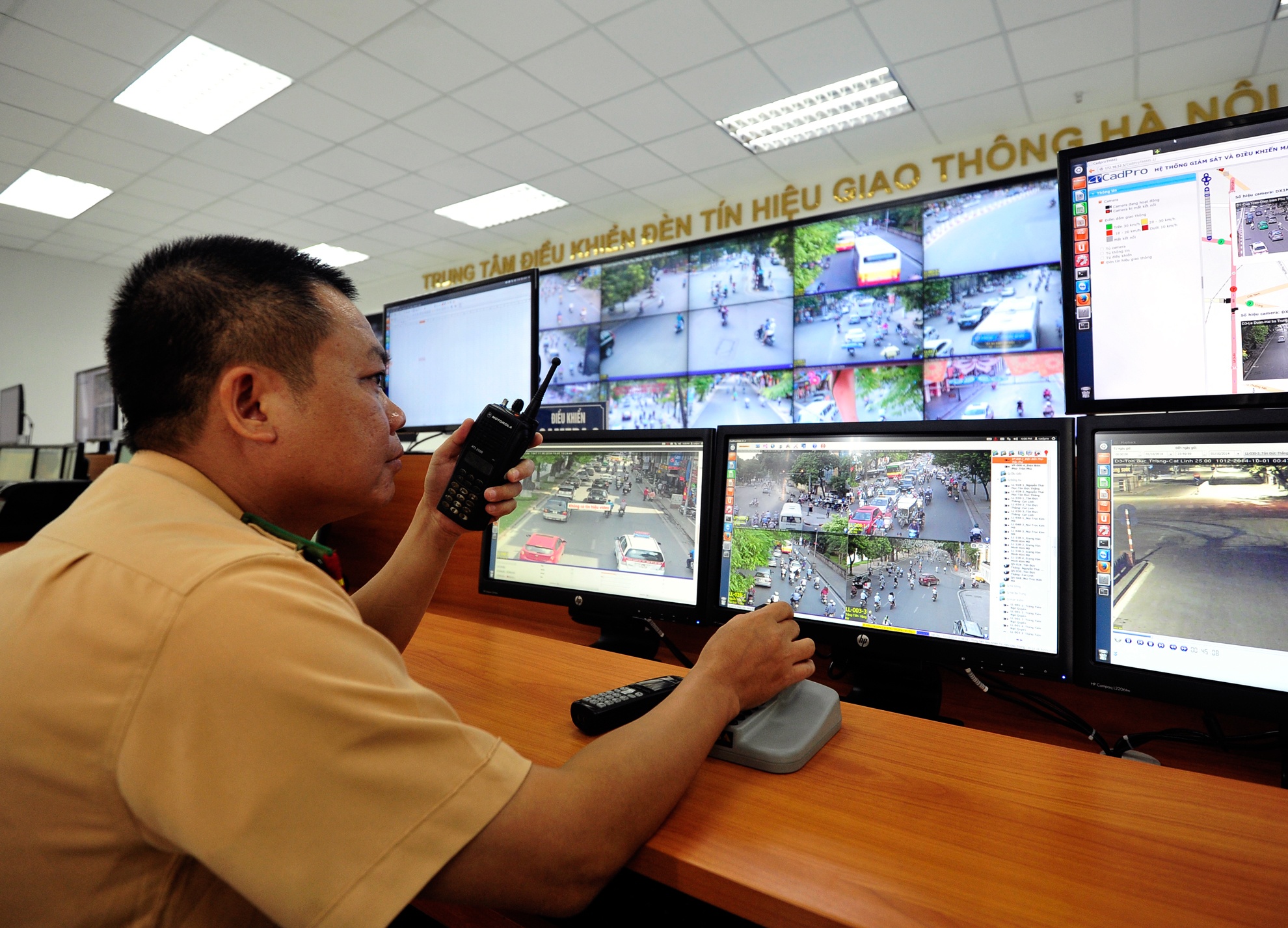 Theo đại úy Trần Hoài Nam - đội phó đội điểu khiển đèn tín hiệu giao thông Hà Nội, giai đoạn 1 đã hoàn thiện lắp đặt 29 bộ camera quan sát tại 29 nút giao thông, 156 bộ camera đếm lưu lượng tại 41 nút và 35 bộ camera xử lí vi phạm tại 10 nút giao thông trọng điểm.