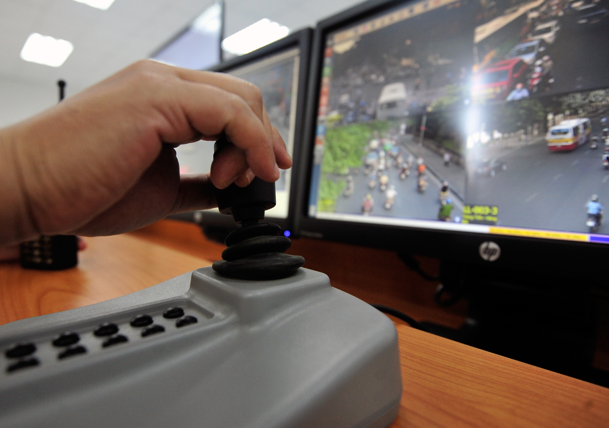 Thiết bị điều khiển theo dõi xử lí vi phạm có thể được điều khiển ngay tại trung tâm và truyền tín hiệu chính xác, nhanh chóng để theo dõi tình hình giao thông thực tế tại các nút hoặc theo dõi hướng di chuyển của các phương tiện di chuyển trong những nhiệm vụ khác ngoài yêu cầu về điều tiết giao thông.