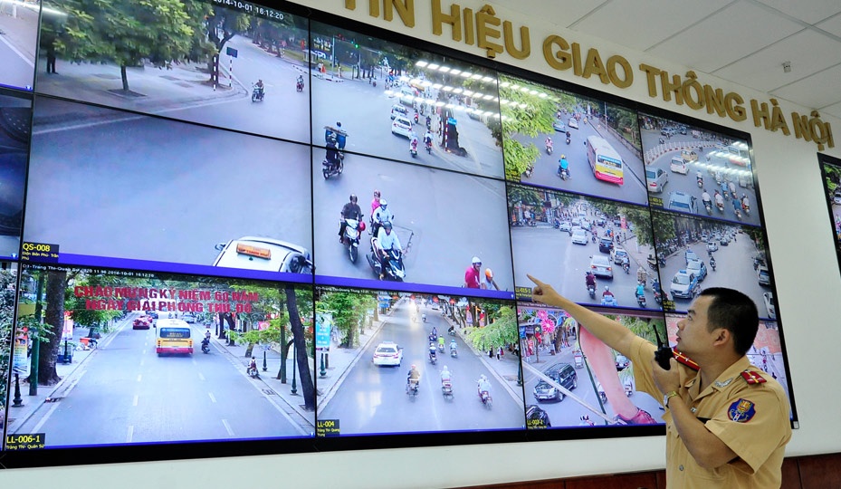 Ben trong trung tam dieu khien giao thong Ha Noi hinh anh