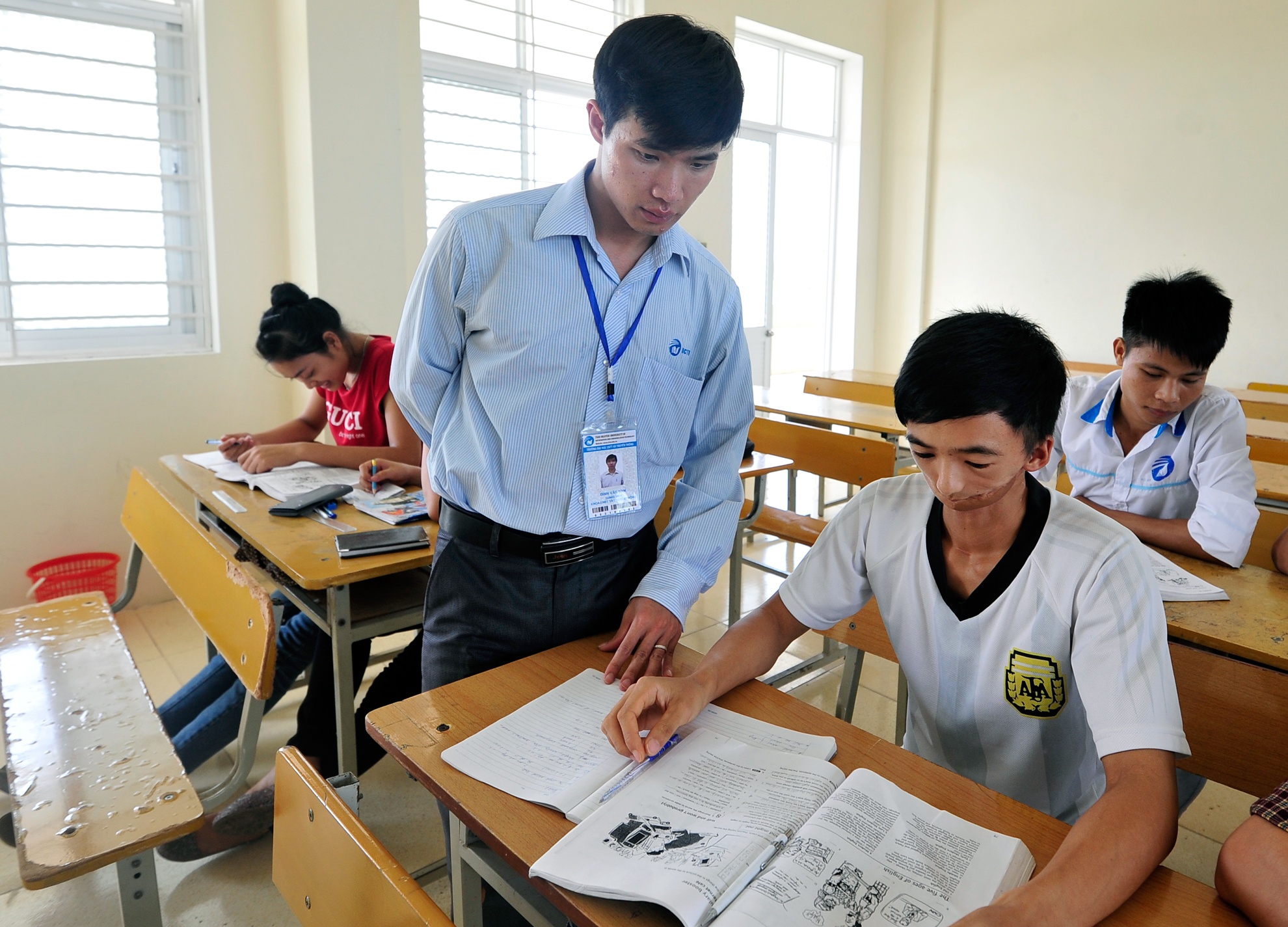 Nhập mô tả cTheo thầy chủ nhiệm Đinh Văn Nam, trong quá trình 2 năm giảng dạy và quản lý Thắng thì cậu là cậu học trò ngoan, có ý thức, chăm chỉ học hành. Hiện em đang là sinh viên được miễn học phí và nằm trong danh sách được nhận học bổng của nhà trường.ho ảnh