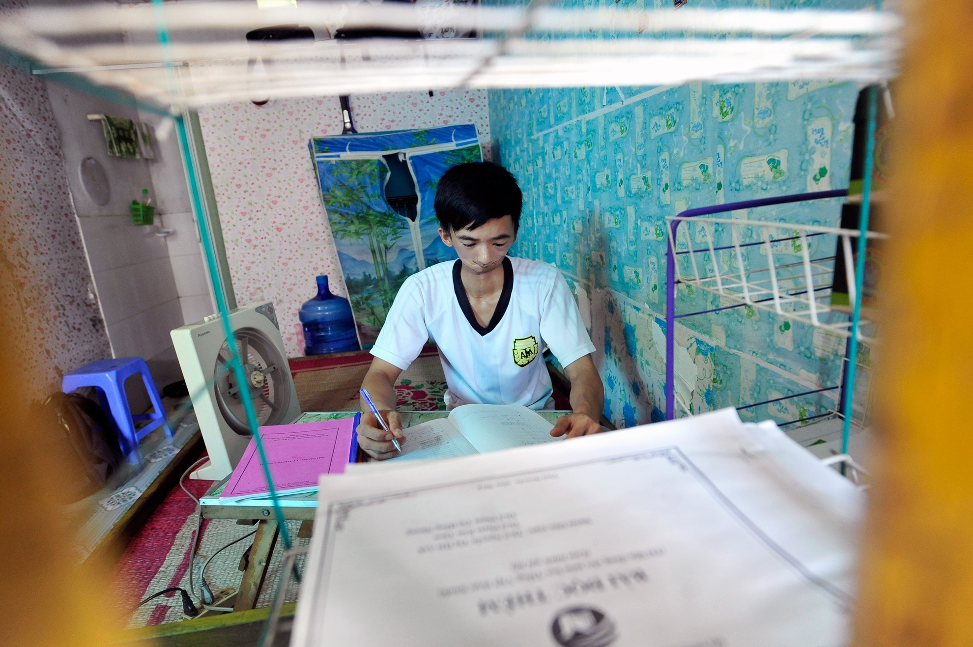 Theo học ngành CNTT là mơ ước để có một công việc hợp lí khi trở thành kĩ sư máy tính sau này, nhưng hiện tại bản thân Thắng cũng gặp khó khăn khi ở năm thứ 2 rồi mà cũng chưa có một chiếc máy tính để phục vụ công việc học tập của mình. Nhiều lúc em phải tranh thủ sử dụng máy tính của bạn bè cùng lớp hoặc anh chị trong xóm trọ để làm các bài tập trên máy mà thầy cô giao.