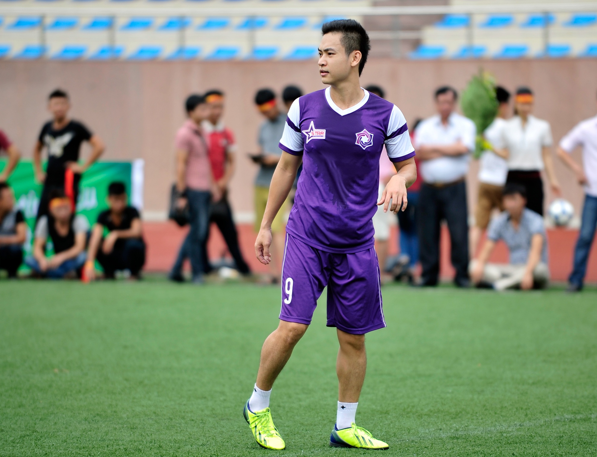 Nằm trong danh sách được đá chính ngay từ hiệp 1, ca sĩ Duy Khoa rất tích cực khởi động trước khi vào trận đấu.