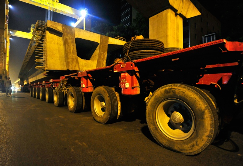 Van chuyen dam betong khong lo trong dem o Ha Noi hinh anh