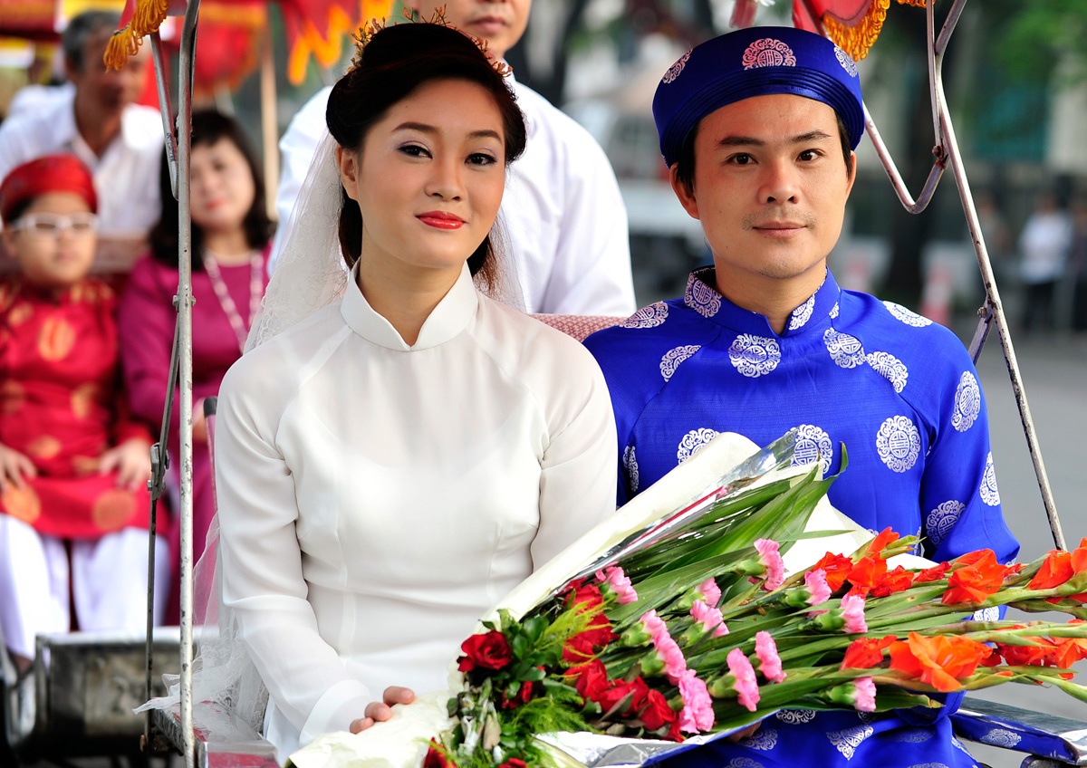 Tai hien dam cuoi xua tren duong pho thu do hinh anh