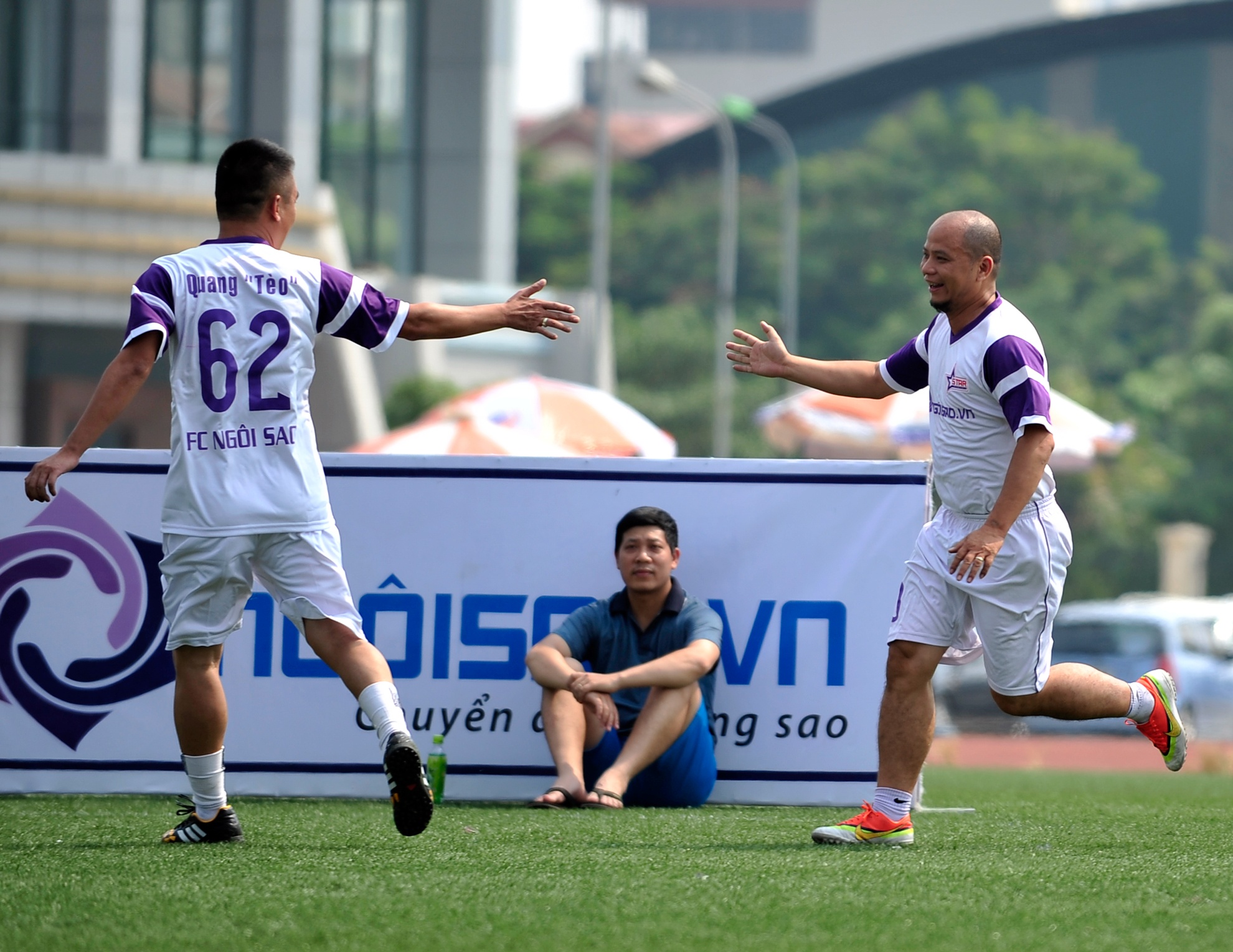 Dien vien Anh Tuan noi bat trong mau ao doi bong ngoi sao hinh anh