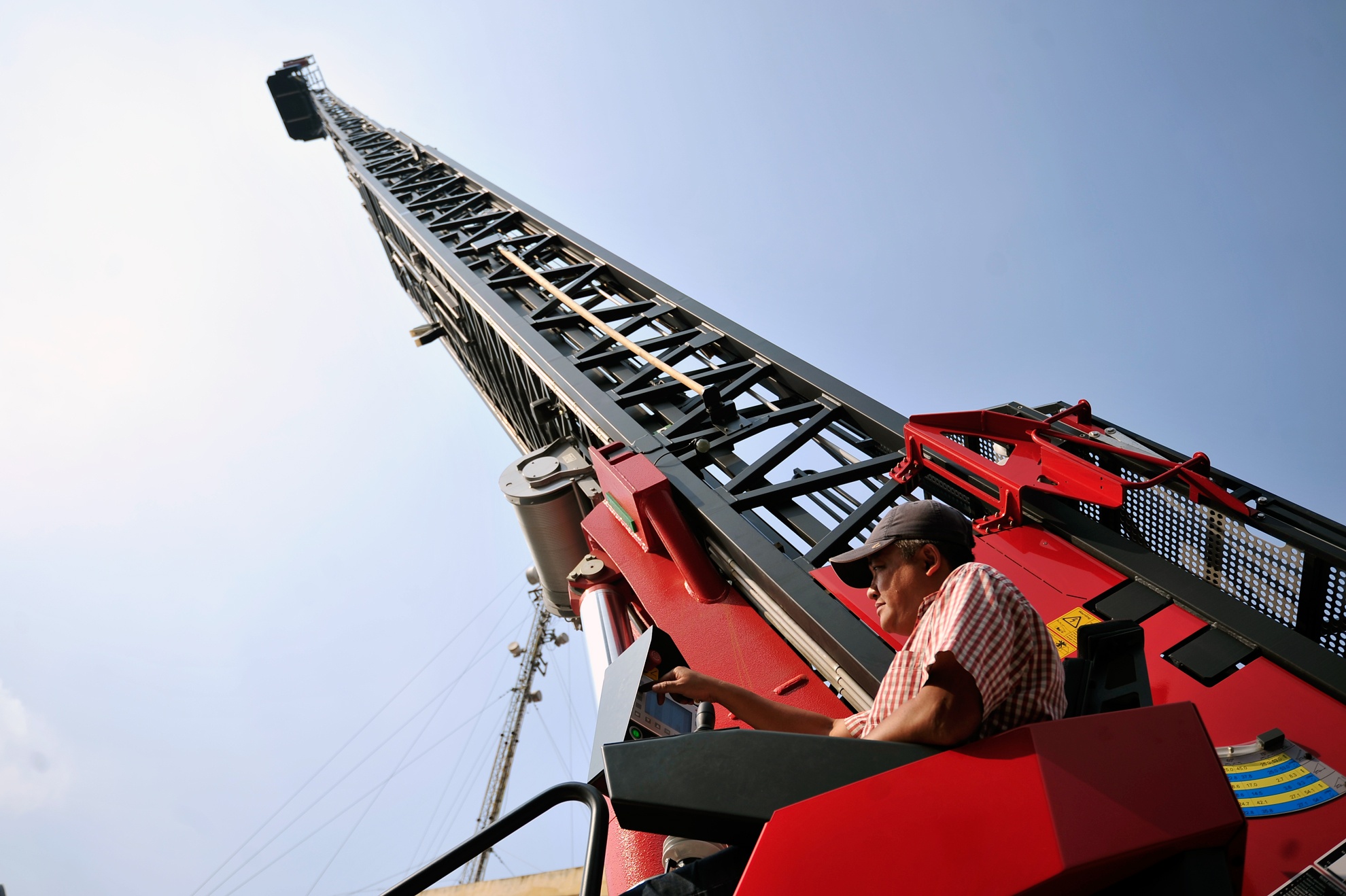 Xe thang khong lo vuon toi 18 tang chung cu o Ha Noi hinh anh