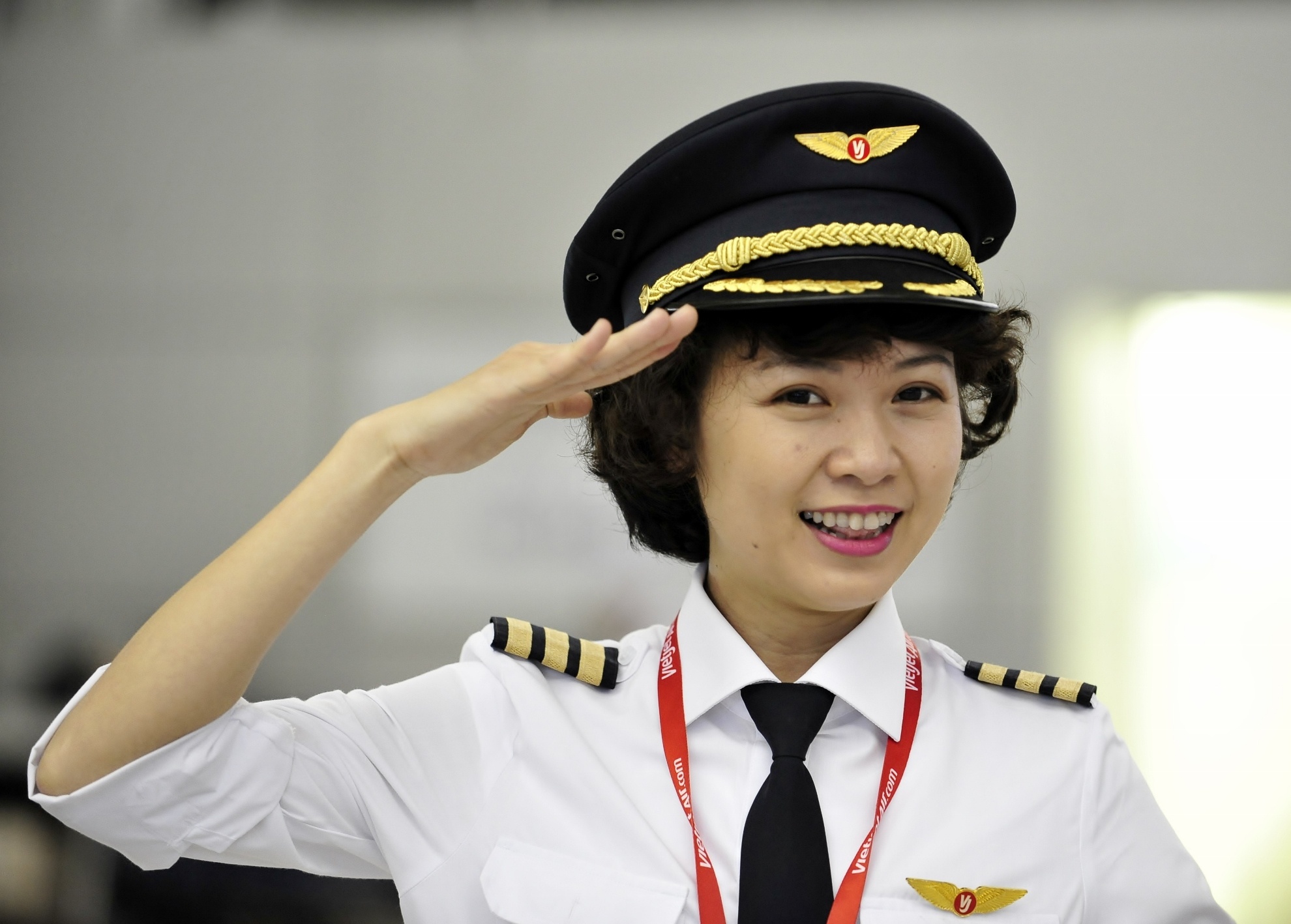 Nu phi cong Viet dau tien trong to bay Vietjet Air hinh anh