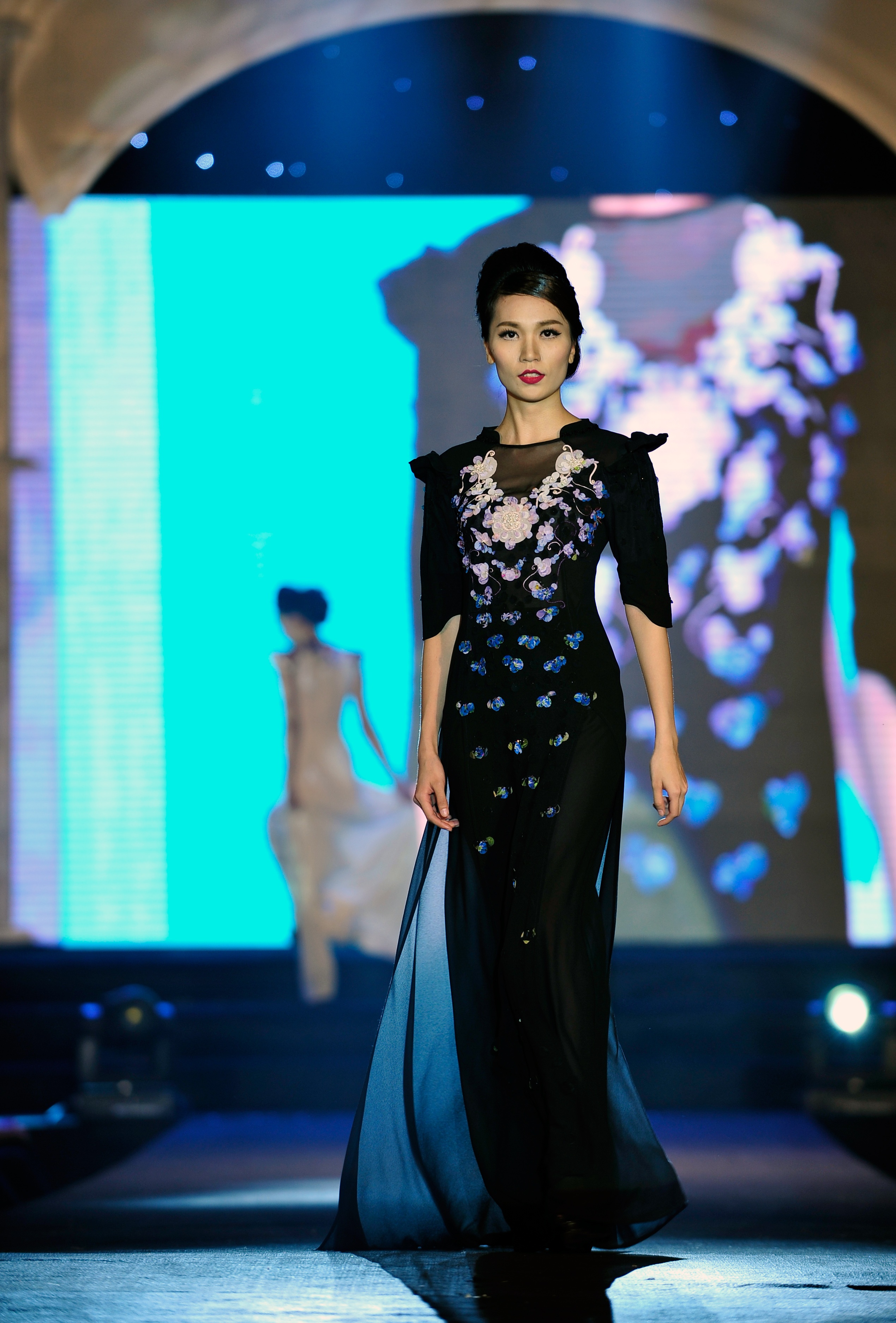 Bộ sưu tập lấy cảm hứng từ những vẻ đẹp sinh ra từ biển: những nét mềm mại của sóng biển, những cánh san hô rực rỡ sắc màu hay vẻ đẹp tinh khiết của ngọc trai… Nhà thiết kế đã gửi gắm và mang niềm tự hào dân tộc vượt biển khơi ra ngoài thế giới thông qua bộ sưu tập áo dài cách tân này, đồng thời còn đem lại niềm tự hào về thời trang Việt khi sánh vai cùng thời trang thế giới