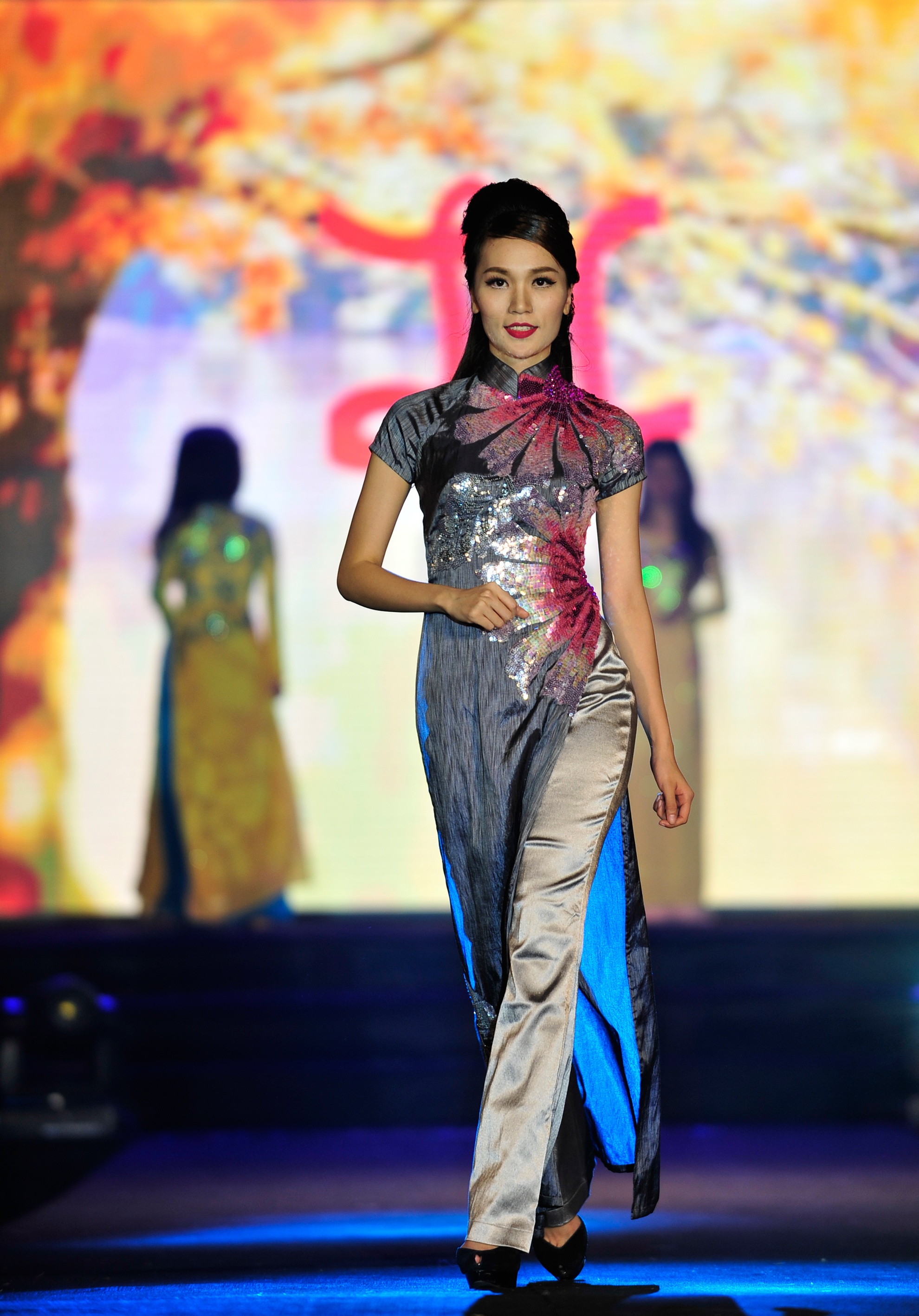 BST “Mùa thu Hà Nội” với chất liệu chủ đạo là tơ tằm, phong cách tinh tế, mới mẻ và sang trọng hứa hẹn mang đến một hơi thở mới trong làn gió xu hướng thời trang Việt. 