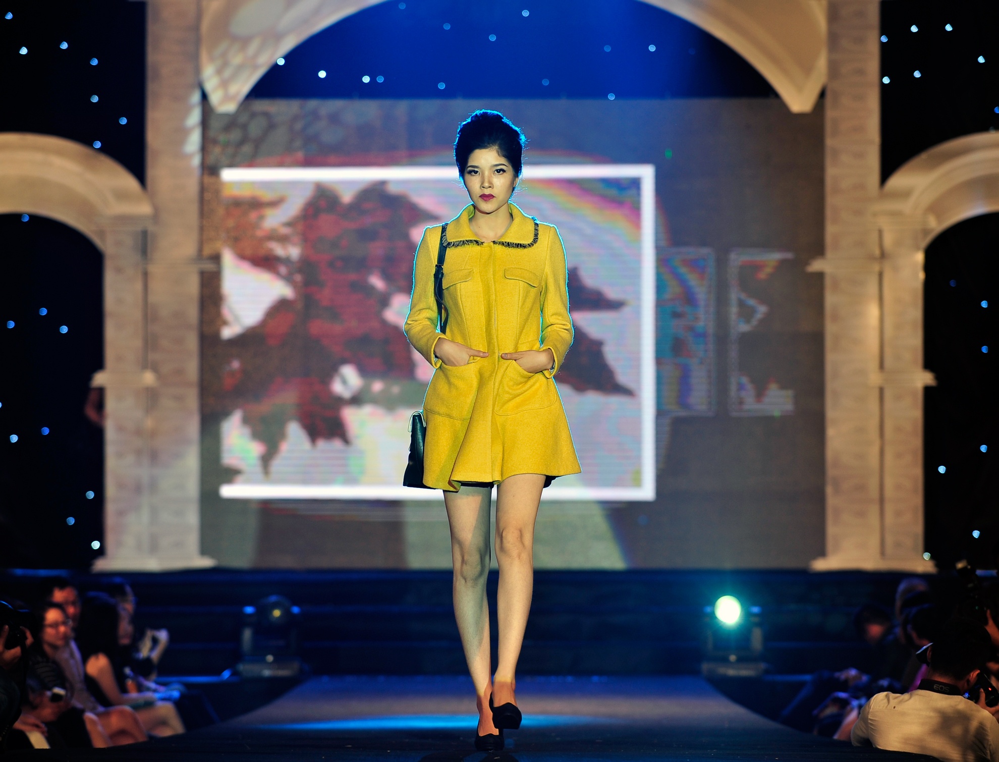 BST bao gồm vest nhẹ, quần, jupe và đầm liền. Sự chọn lựa kỹ càng từ chất liệu , tới họa tiết và những mảng ghép trên trang phục khiến BST “Monsoon” sẽ nhanh chóng nhận được sự yêu thích từ phía khách hàng.