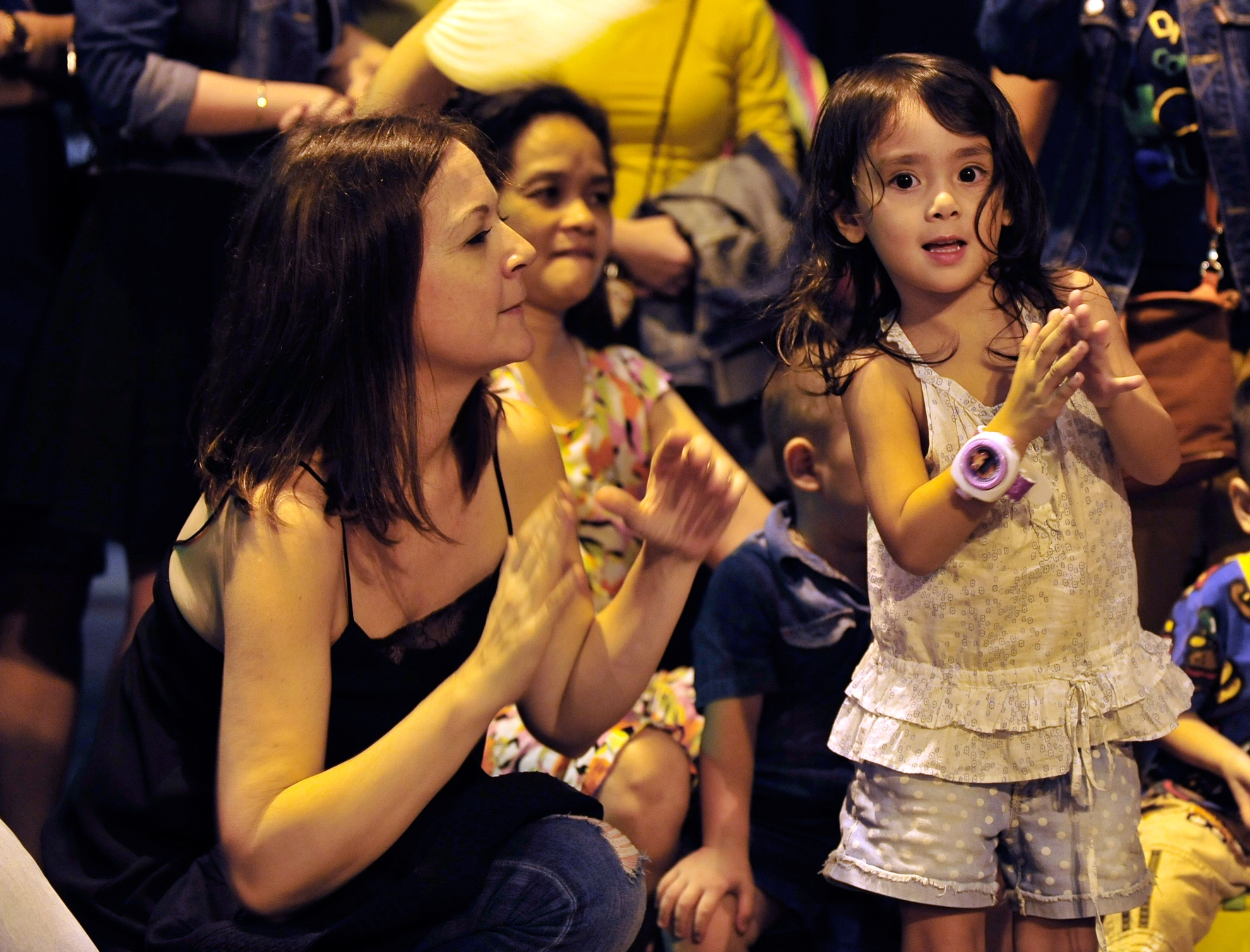 Khach Tay say me hat, nhay giua duong pho Ha Noi hinh anh