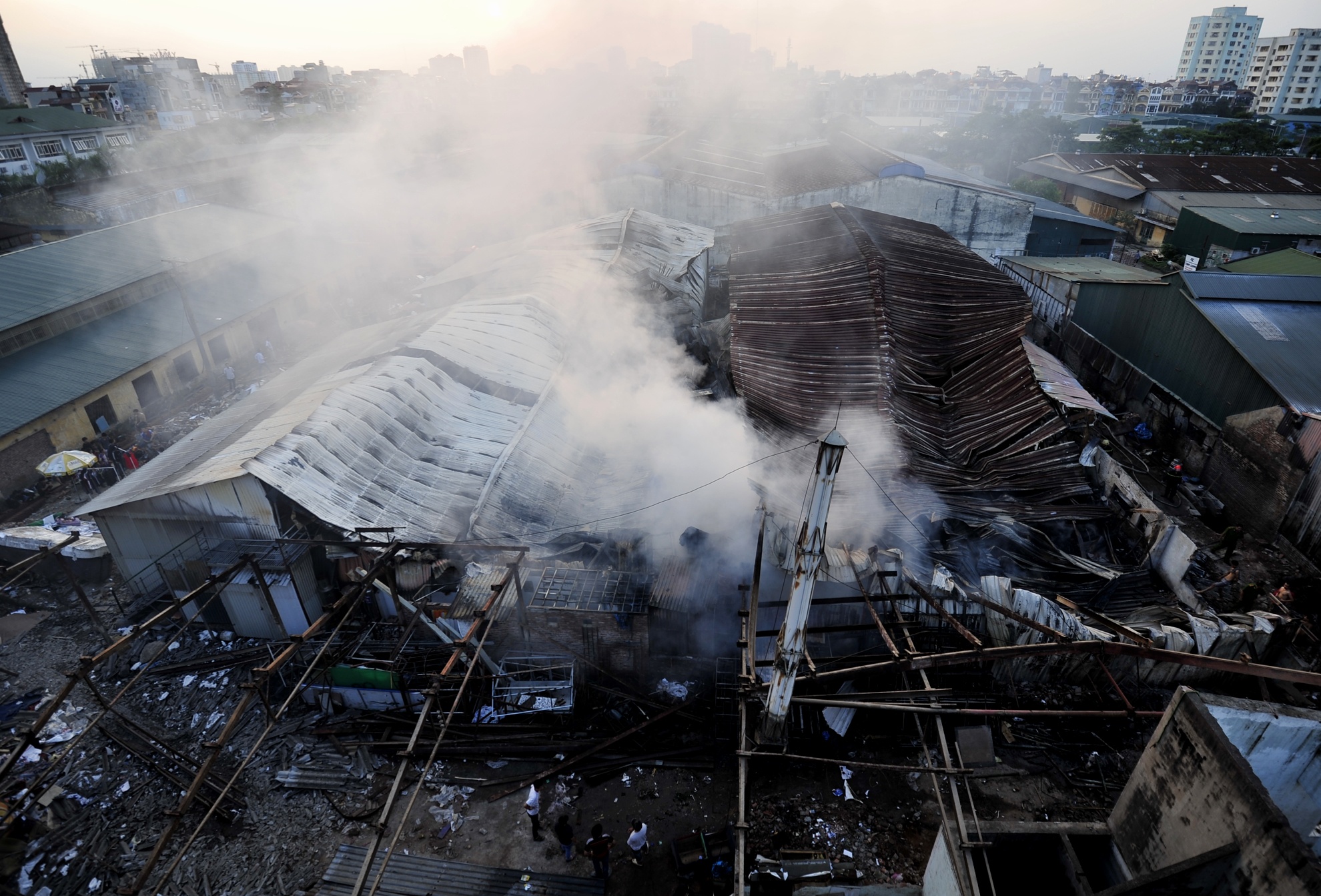 Xuong go tan hoang sau hoa hoan hinh anh