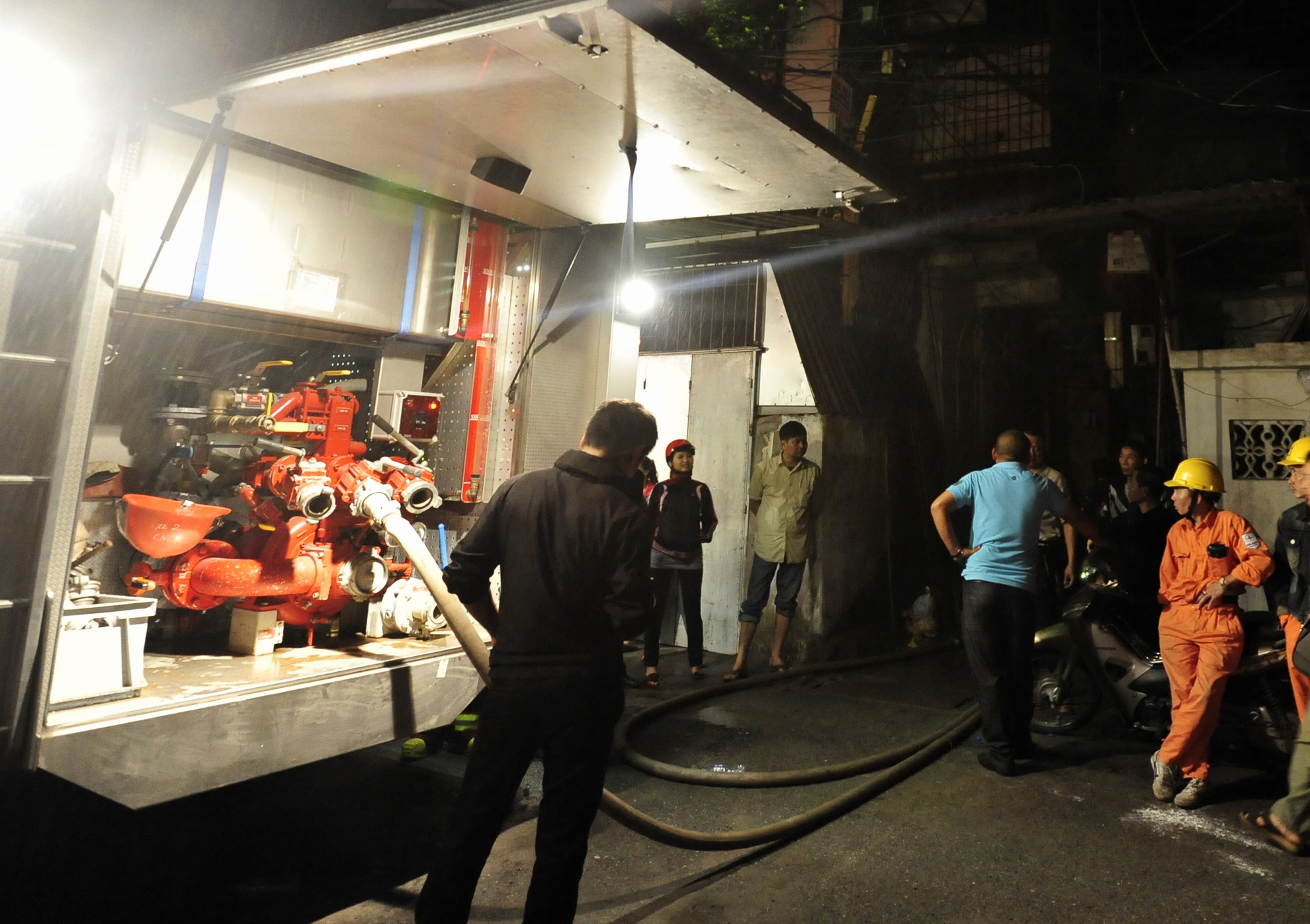 Kho hàng diện tích khoảng 20m2 nằm tại cửa hàng lang thứ 2 tập thể F3 - khu nhà tập thể cơ khí Trần Hưng Đạo - phường Đồng Nhân - quận Hai Bà Trưng - Hà Nội.