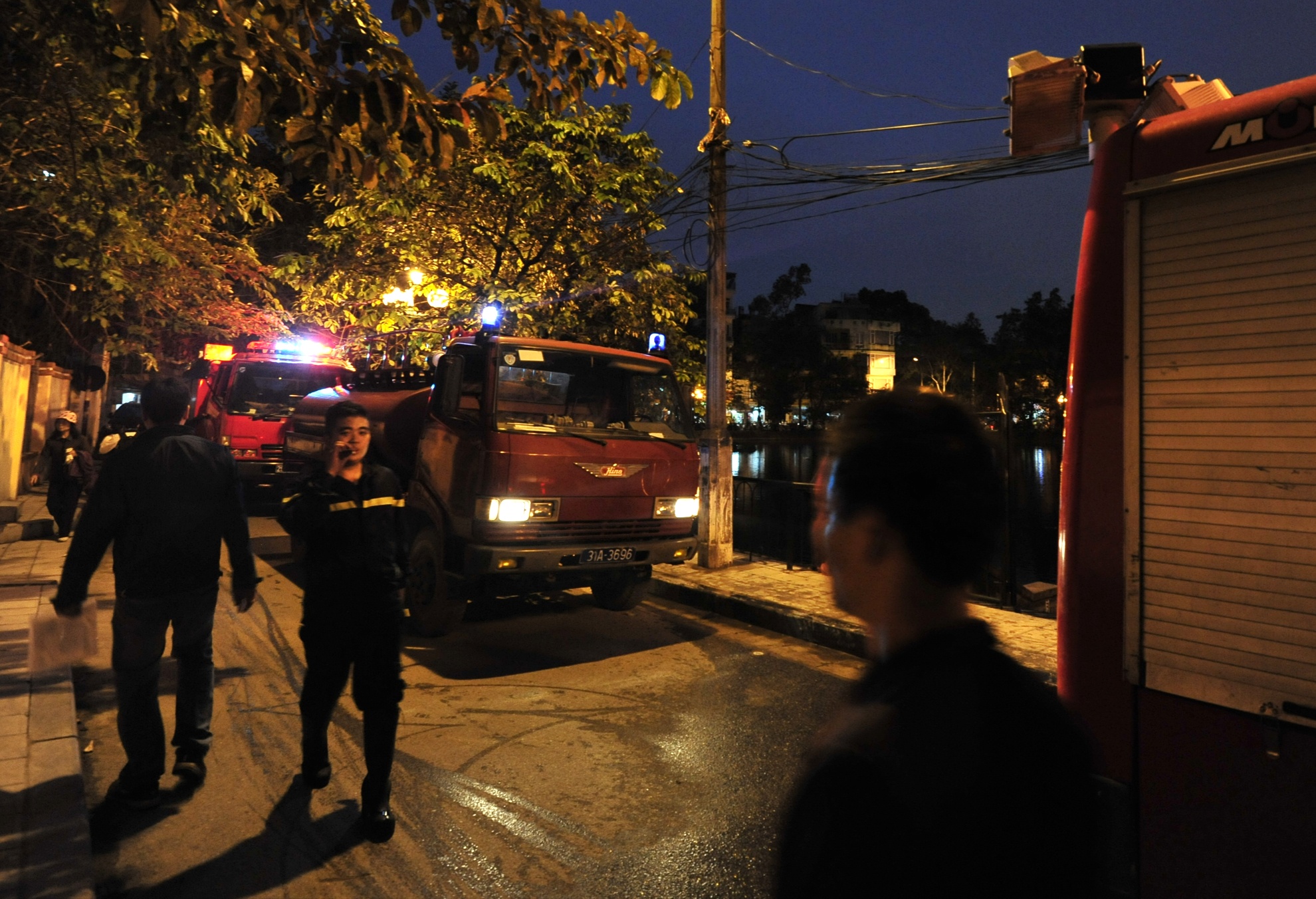 Do nằm trong ngõ nhỏ xe chữa cháy khó di chuyển nên đội CS PCCC Hoàn Kiếm điều 4 xe chữa cháy và 1 xe tiếp nước và tăng cường nguồn nước từ hồ Hai Bà.