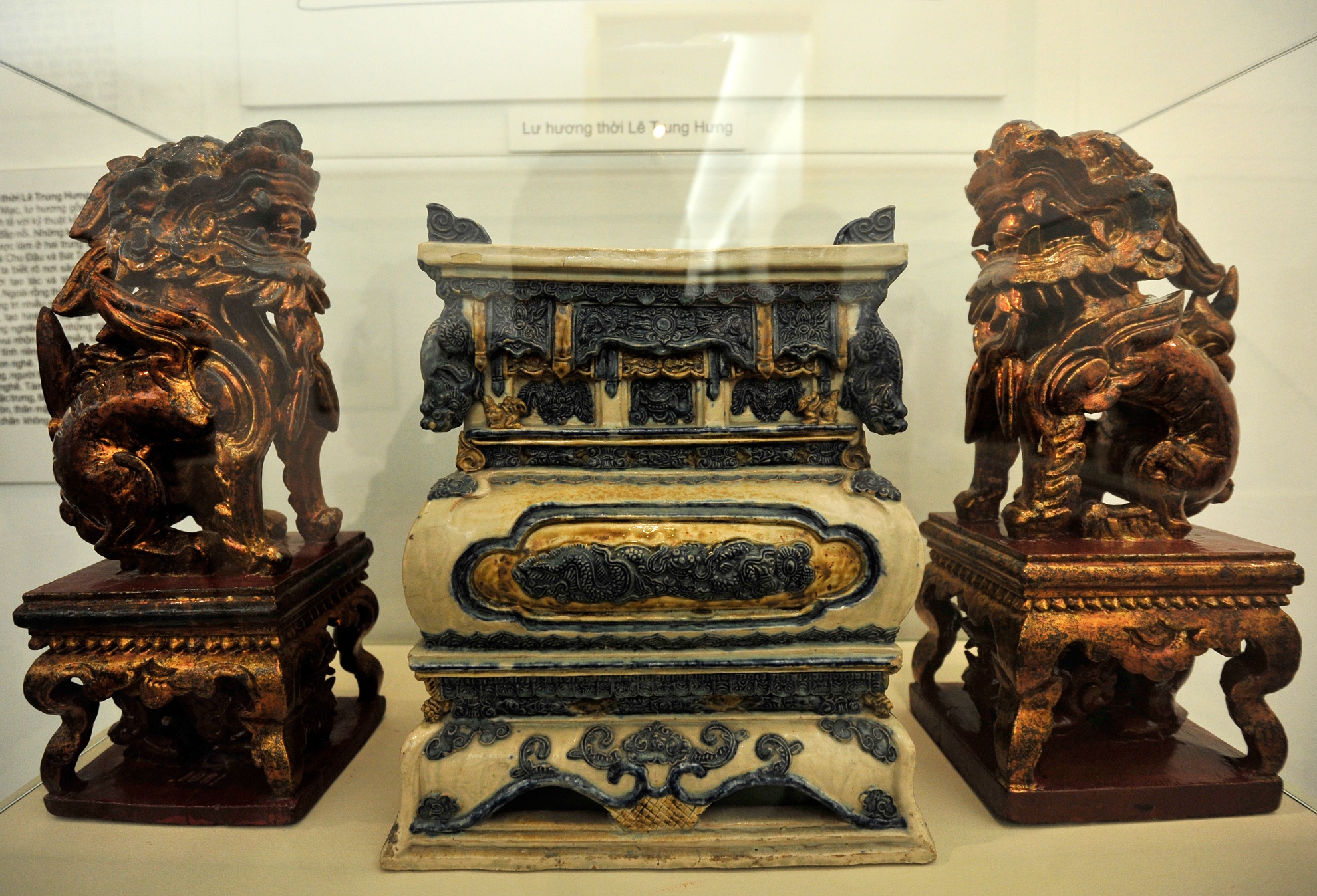 gần 60 hiện vật, từ thời Lý, Trần, Hậu Lê đến Nguyễn, được tạo tác bằng các chất liệu đá, gốm, sành, gỗ, đồng...và một số tư liệu, tài liệu khoa học phụ của các tổ chức, đồng nghiệp có liên quan như hình ảnh, các bản vẽ đạc họa, tường giải trên cơ sở nghiên cứu hiện vật..., hình tượng sư tử và nghê lần đầu tiên ra mắt công chúng trong và ngoài nước tại triển lãm chuyên đề một cách có hệ thống.