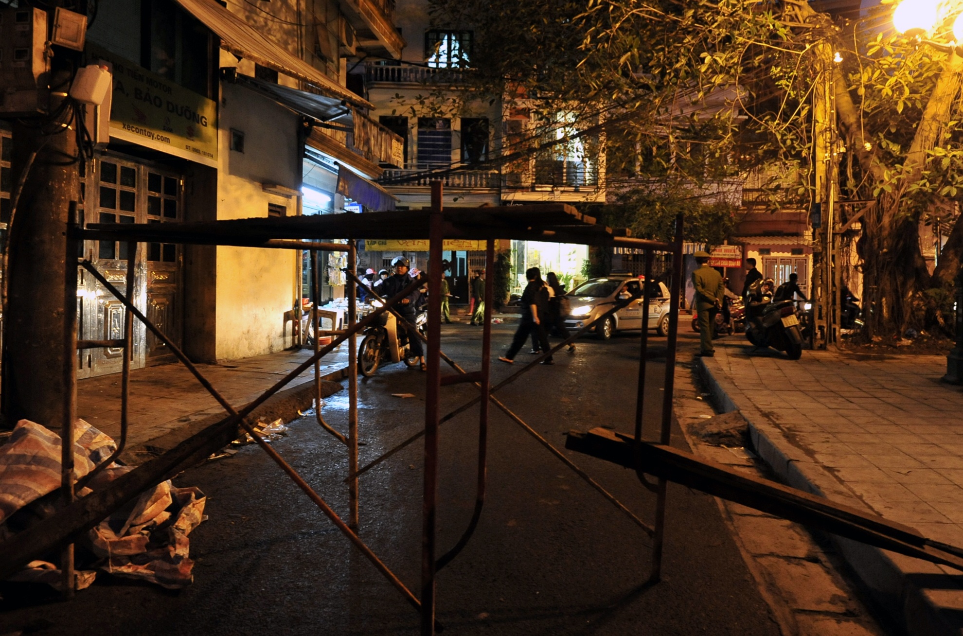 Đường giao thông tại dốc Thọ Lão và phía hồ Hai Bà vào hiện trường được phong toả phục vụ công tác chữa cháy