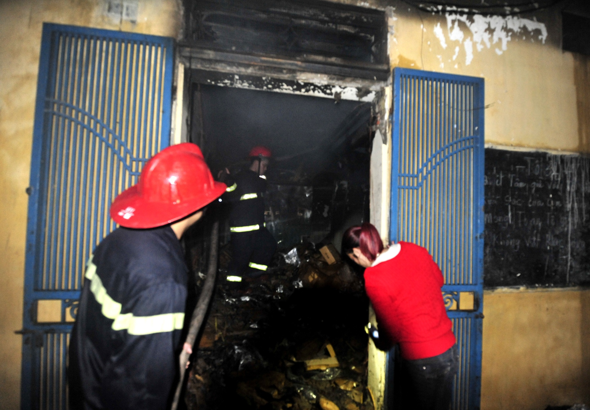 Theo anh Thanh Tùng người sống tại tầng 2 của khu nhà, đây là khu tập thể cũ, hành lang và cầu thang tối nhưng rất may mọi người có thể di chuyển ra ngoài sân tập thể bằng đường cầu thang thứ nhất ở đầu khu tập thể.