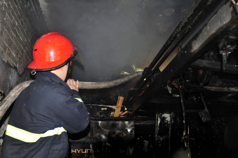 Hang tram ho dan thao chay vi chay kho phu tung oto hinh anh