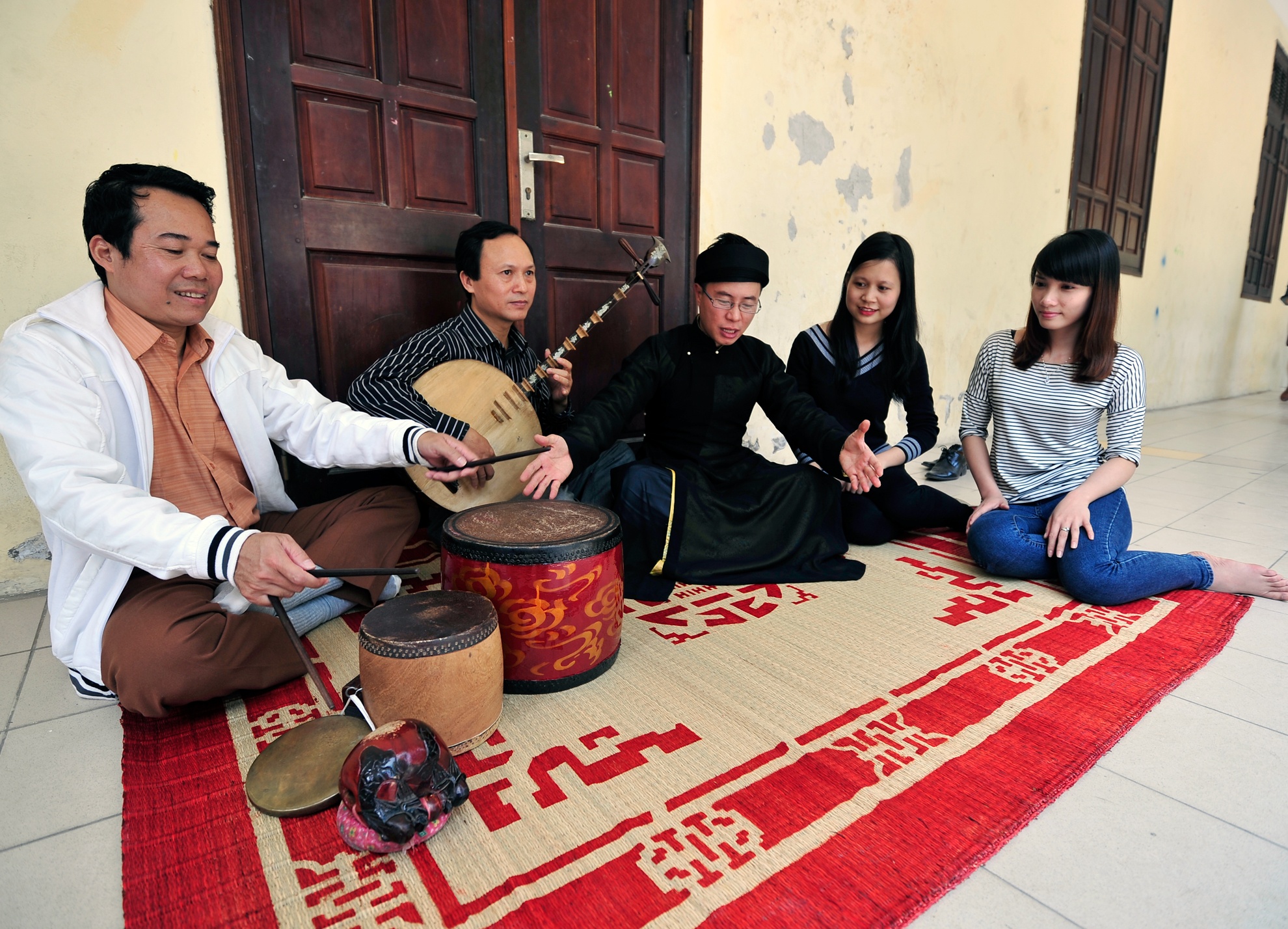 Những nét văn hóa độc đáo về vùng miền các dân tộc qua các trang phục tại mỗi giá đồng và nhạc cụ đặc trưng cho những giá khác nhau khi Cung Văn (người hát văn) cất lên.