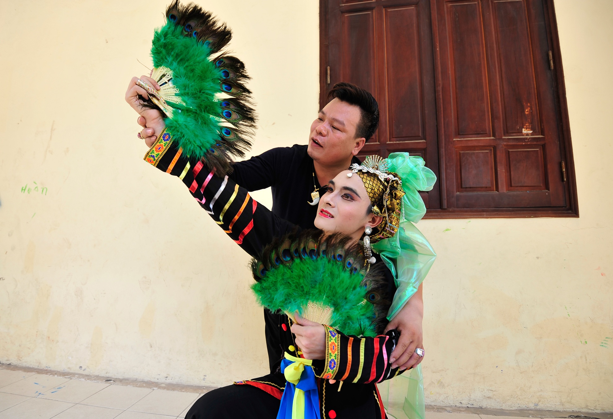 Từng động tác múa, di chuyển hay sắc thái biểu cảm sao cho đúng với thần thái của từng giá đồng được thanh đồng Hoàng Tiến Hưng uốn nắn cho các bạn sinh viên Khoa Du lịch học trường Đại học KHXH và Nhân Văn.