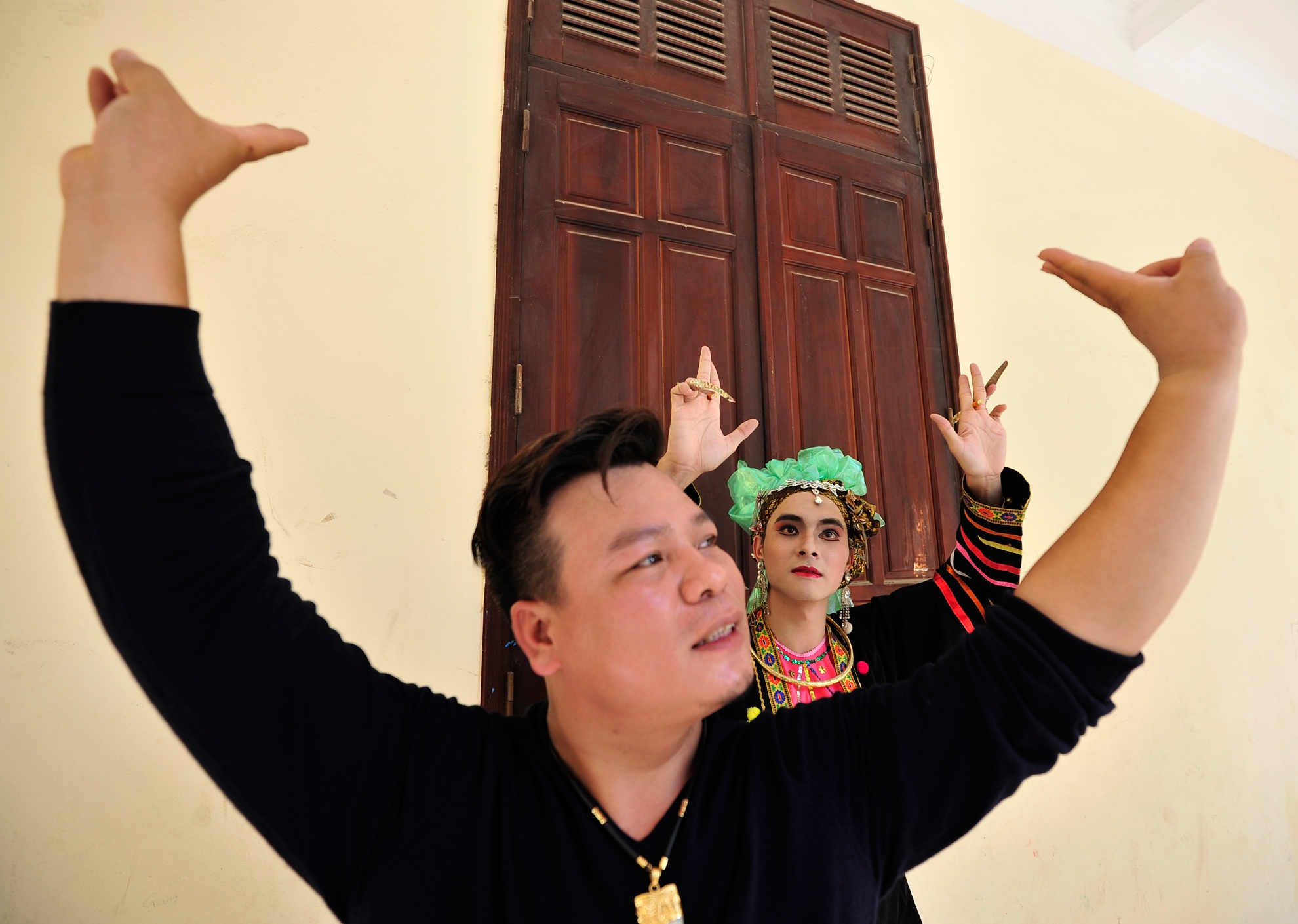 Nguyễn Quang Huy sv K58 Khoa Du lịch học đang khá vất vả khi lần đầu được uốn dẻo để vào vai cô Đôi Thượng Ngàn, anh cùng 11 bạn nữ cùng khoa vào vai 12 tiên cô ( thập nhị tiên nàng) theo hầu Mẫu để tham gia văn nghệ. Sau những buổi học này, Huy và các thầy cô trong khoa Du lịch muốn đem những bài học mà nghệ nhân chỉ dậy tới các giảng viên và các bạn trong trường.