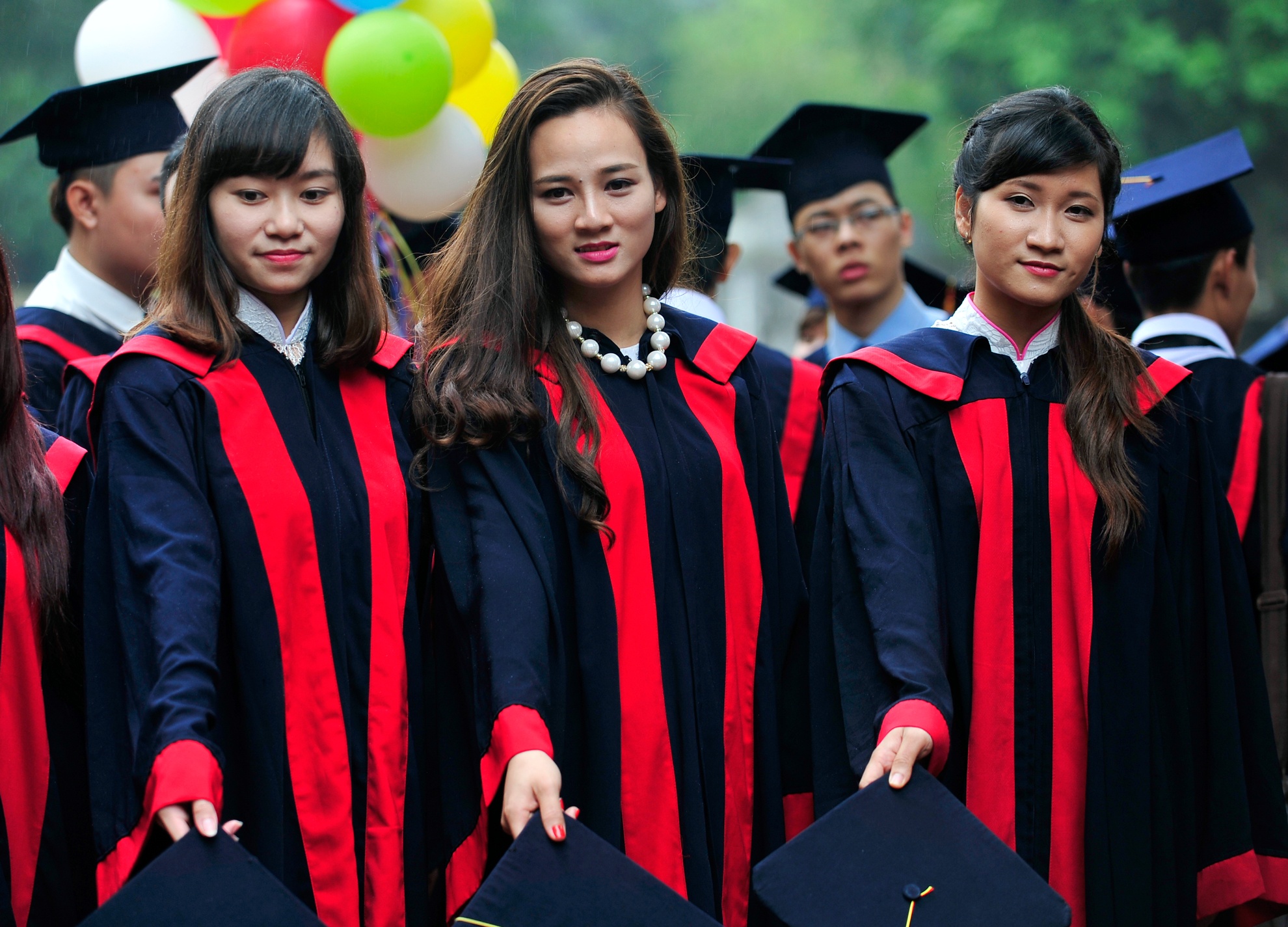 Sinh vien do ve Van Mieu chup anh ky yeu gay tac nghen hinh anh