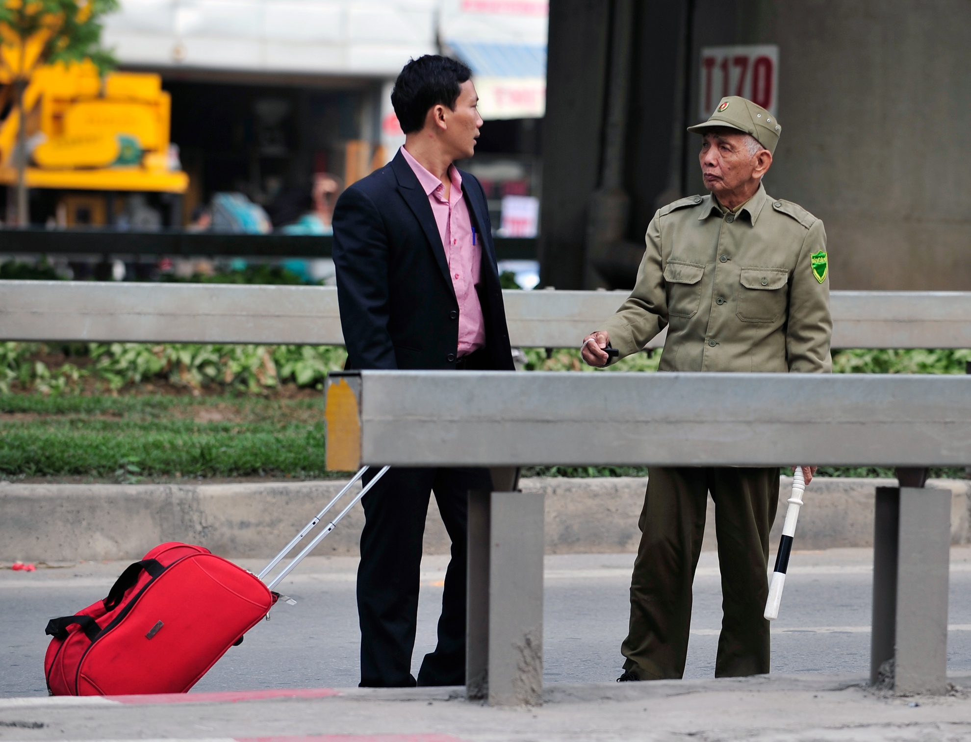 Triển khai kế hoạch từ ngày 1-11, với lực lượng là đội trật tự giao thông phản ứng nhanh kết hợp với đội CSGT số 7 và 4 phường trên địa bàn. Bước đầu tuyên truyền, nhắc nhở với người đi bộ không lên cầu bắt xe hoặc nhắc nhở người vi phạm không tái diễn việc xuống xe trên đường cao tốc. Nhiều trường hợp đã nhắc nhở nhưng vẫn cố tình lên 