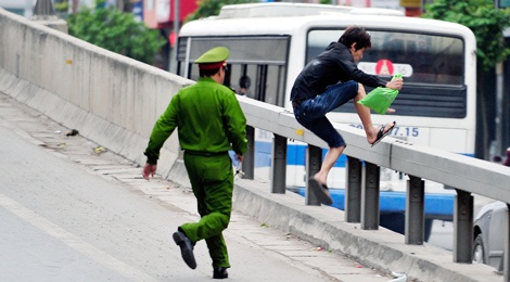 Canh sat duoi bat nguoi di bo o duong tren cao hinh anh