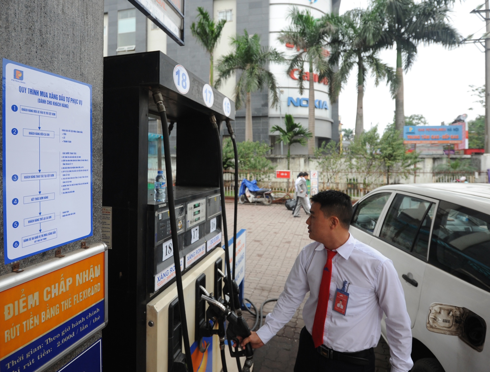 Khach di o to o Ha Noi lung tung khi lan dau tu bom xang hinh anh