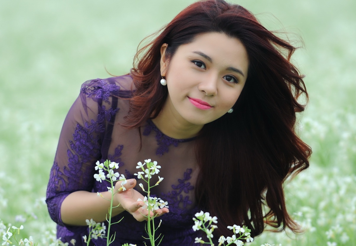 MC the thao diu dang ben dong hoa trang hinh anh