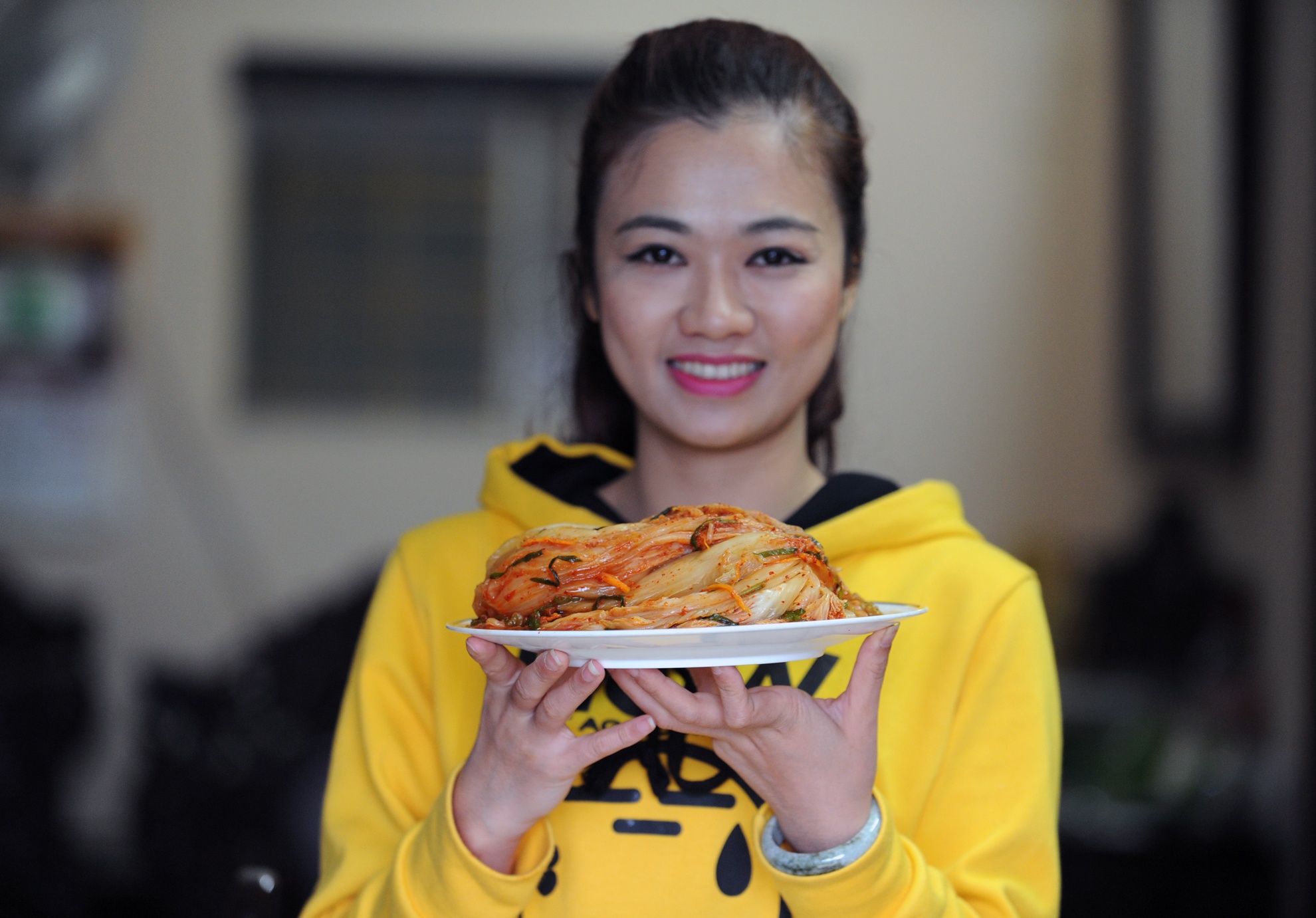 MC the thao VTV Thanh Huyen tro tai lam kim chi hinh anh