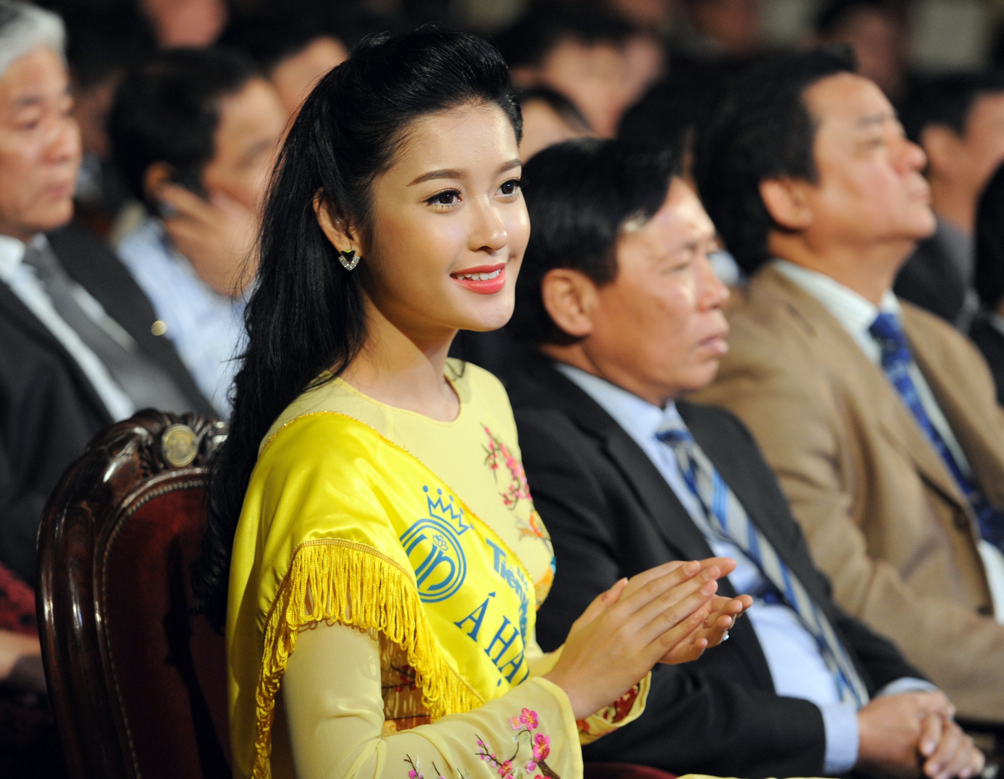 A hau Huyen My xuat hien rang ro ben Ngoc Han hinh anh