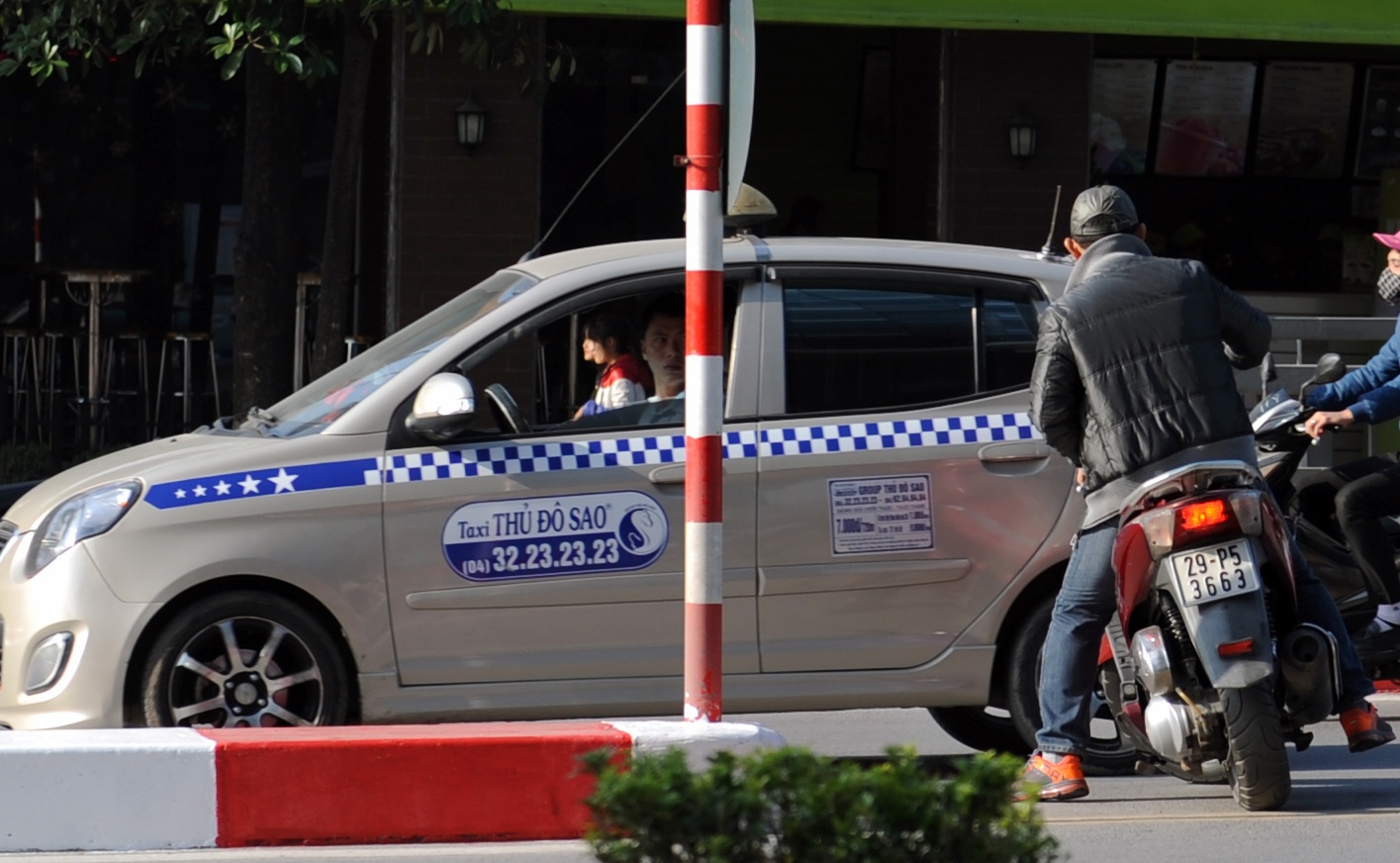 Tài xế taxi này đã rất bất bình khi bị chiếc SH đi ngược chiều, suýt gây ra va chạm.