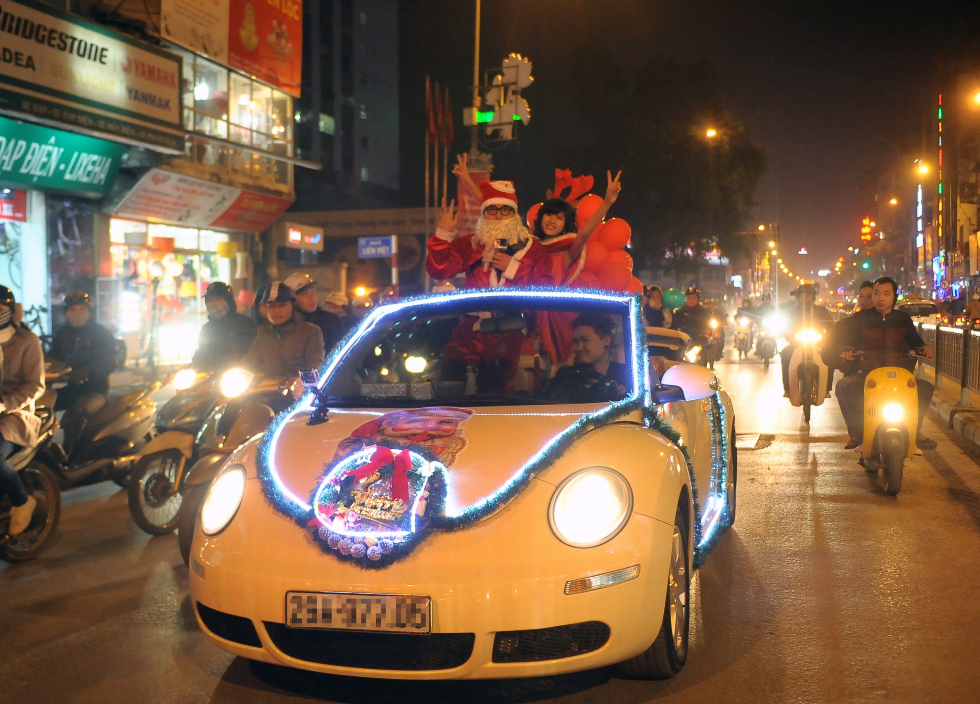 Khá nhiều người tham gia giao thông trên tuyến phố Nguyễn Lương Bằng thích thú với phần nhẩy múa của cặp đôi này.