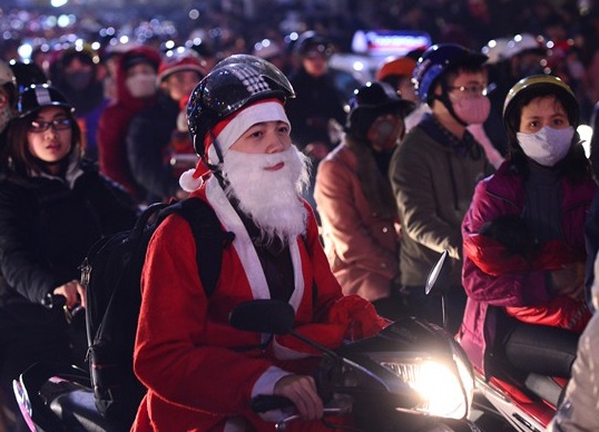 Ong gia Noel ket cung giua dong xe co dem Giang sinh hinh anh